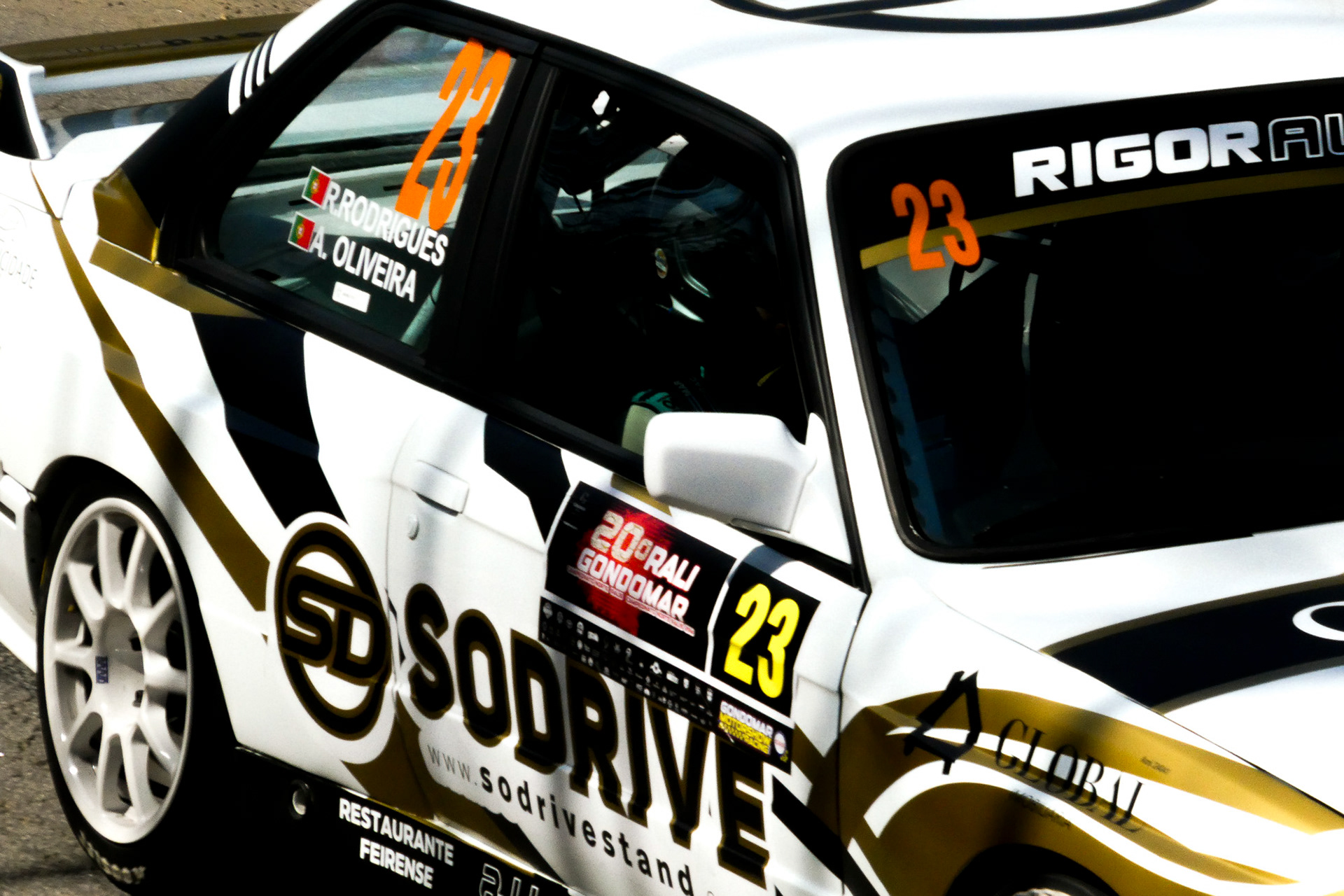 Carro de rali em ação no Rally de Gondomar, fotografia de desporto automóvel por Lara Peixoto.