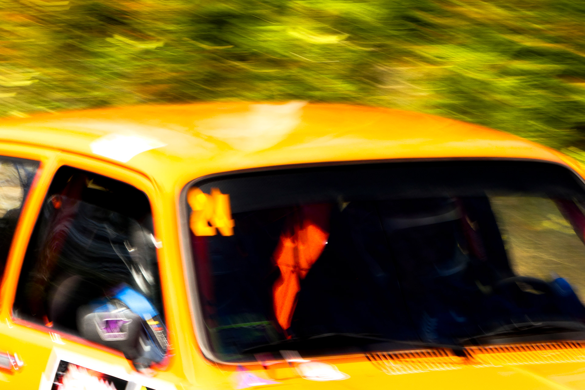 Carro de rali em ação no Rally de Gondomar, fotografia de desporto automóvel por Lara Peixoto.