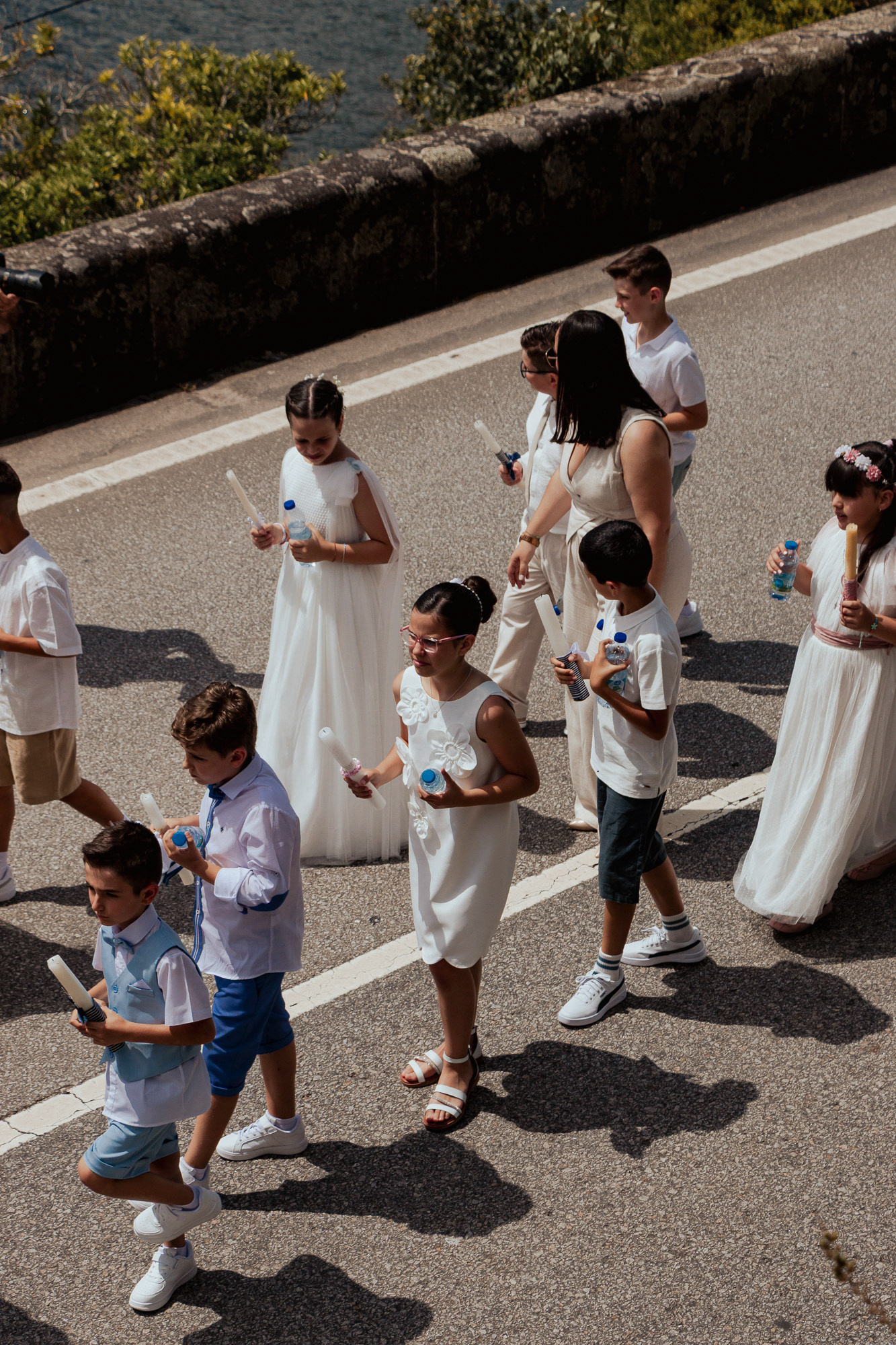 Momento da Procissão de Fé na igreja no Grande Porto, reportagem por Lara Peixoto Photography.