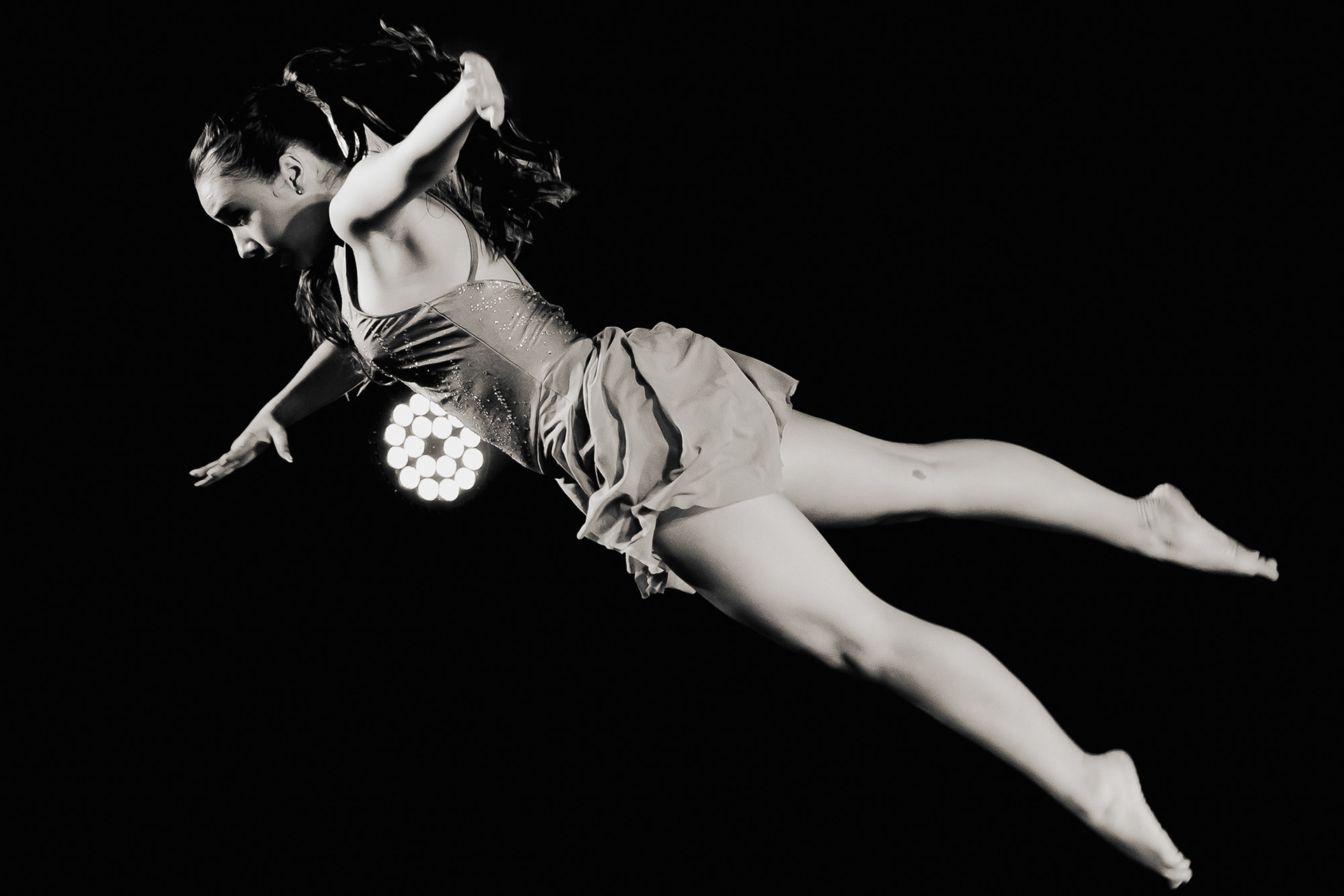 Bailarinos em performance artística ao vivo, fotografia de dança e espetáculo no Porto por Lara Peixoto.