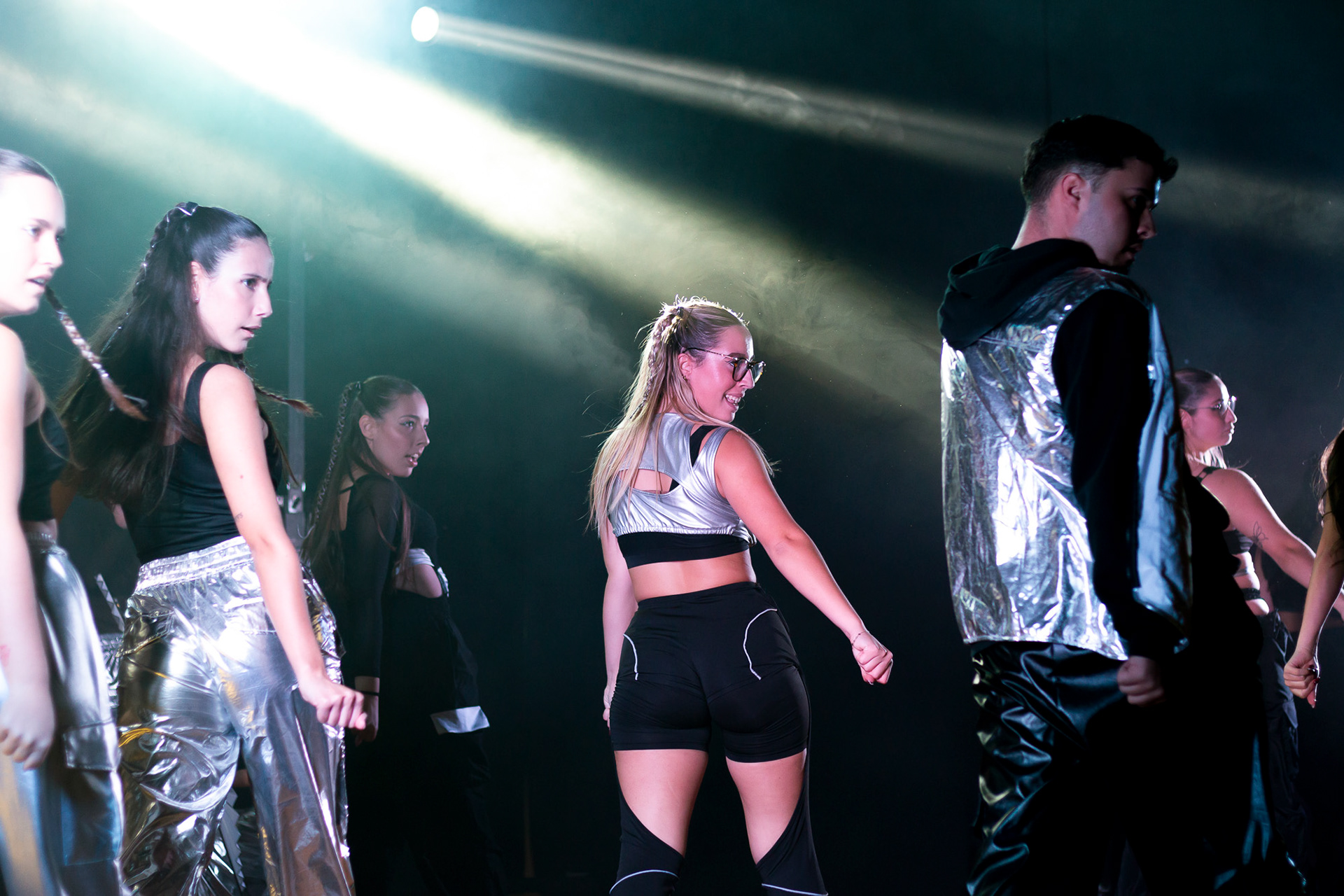 Bailarinos em performance artística ao vivo, fotografia de dança e espetáculo no Porto por Lara Peixoto.
