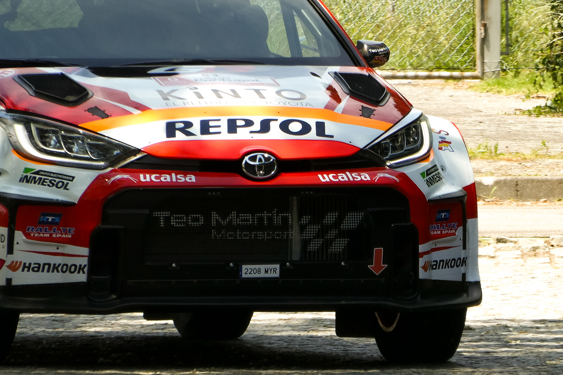 Carro WRC em alta velocidade no Rally de Portugal, fotografia desportiva por Lara Peixoto Photography.