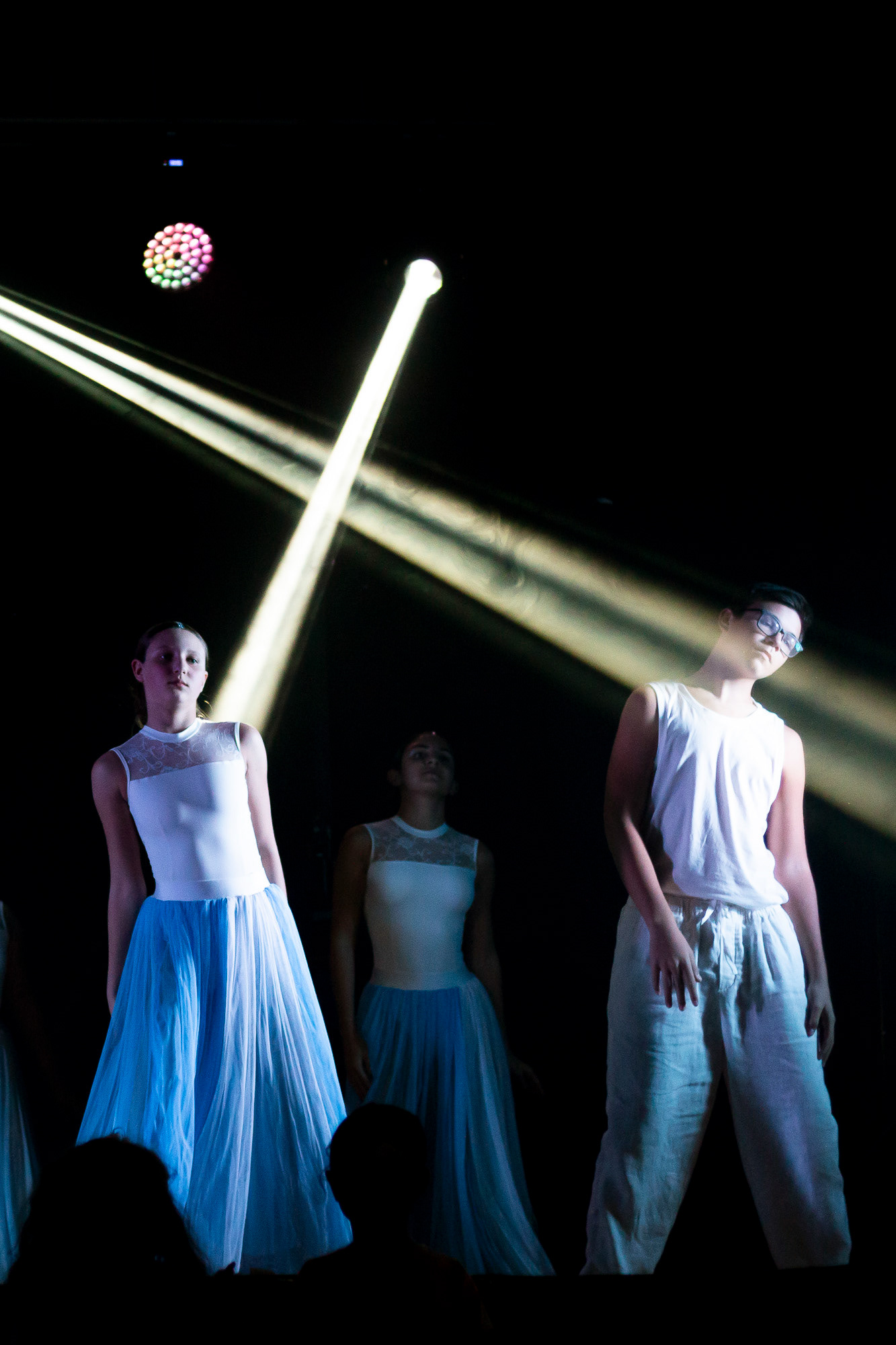 Bailarinos em performance artística ao vivo, fotografia de dança e espetáculo no Porto por Lara Peixoto.