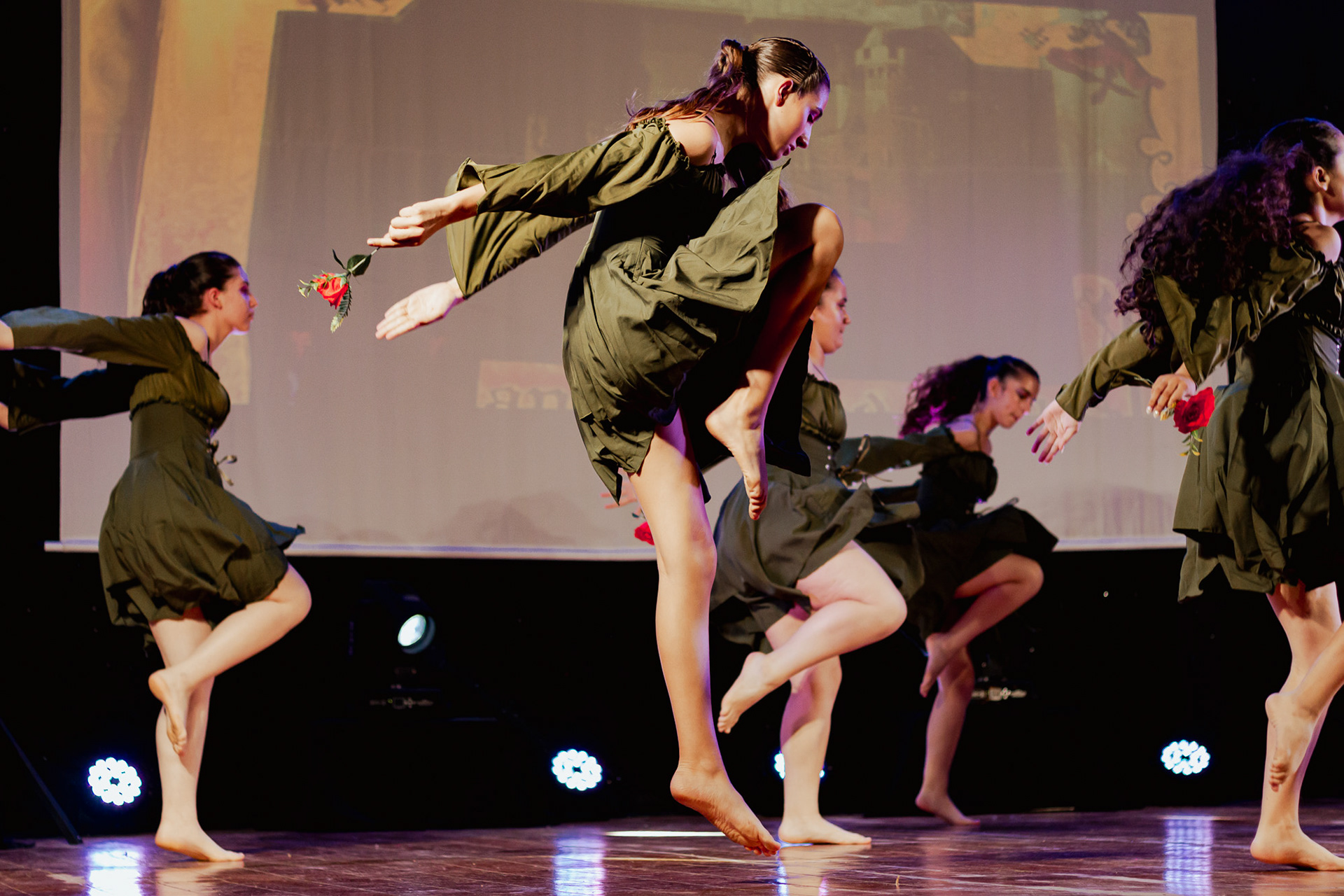 Bailarinos em performance ao vivo, fotografia de dança e espetáculo em Porto por Lara Peixoto.