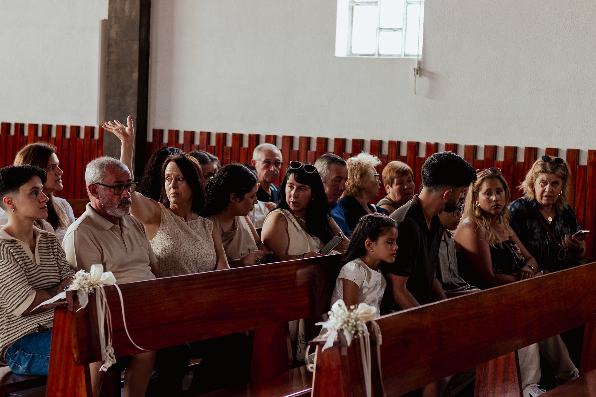 Crianças no altar durante a missa de Primeira Comunhão no Porto, foto por Lara Peixoto.