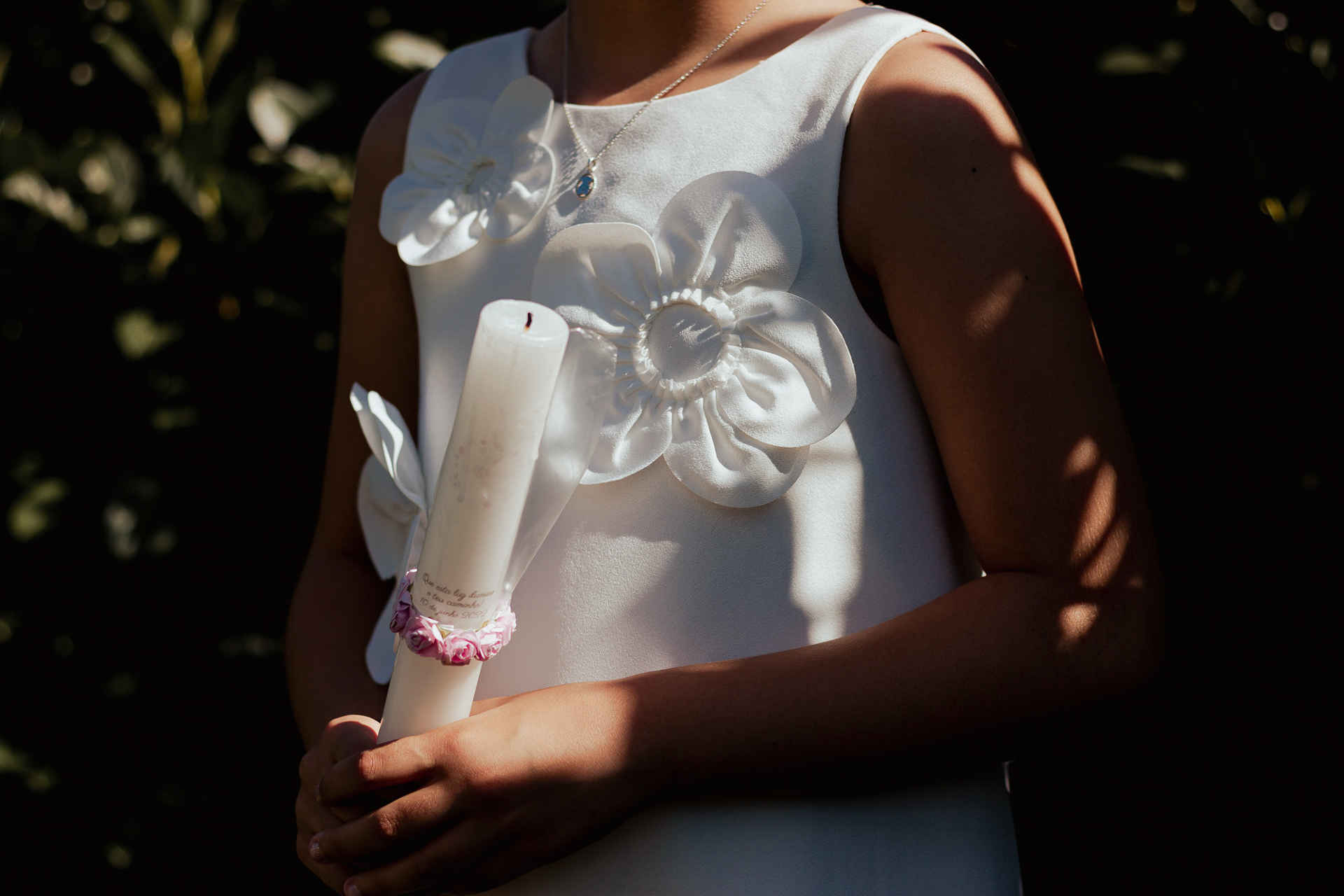 Retrato de menino/menina com a vela de comunhão na igreja, fotografia por Lara Peixoto.