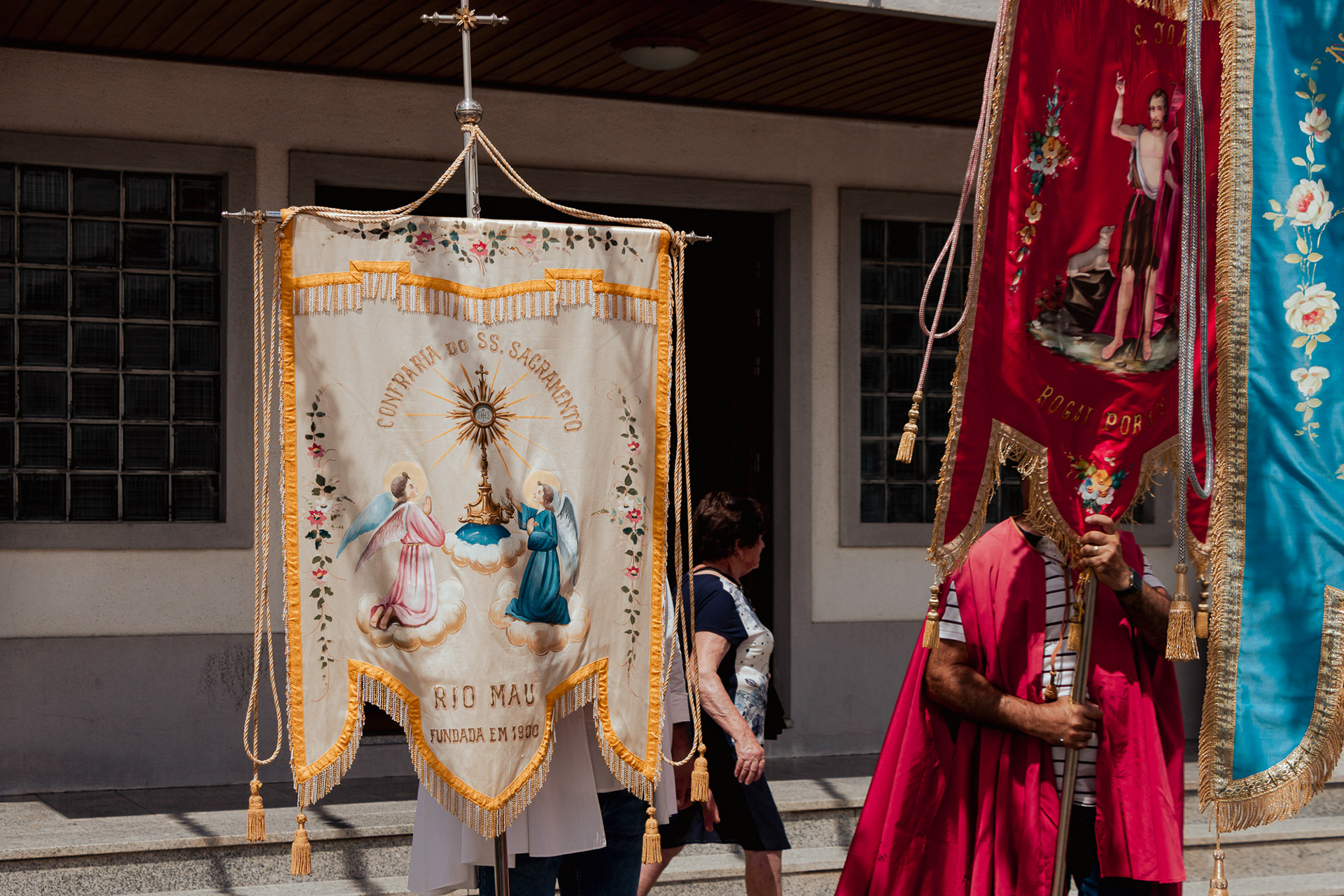 Momento da Procissão de Fé na igreja no Grande Porto, reportagem por Lara Peixoto Photography.