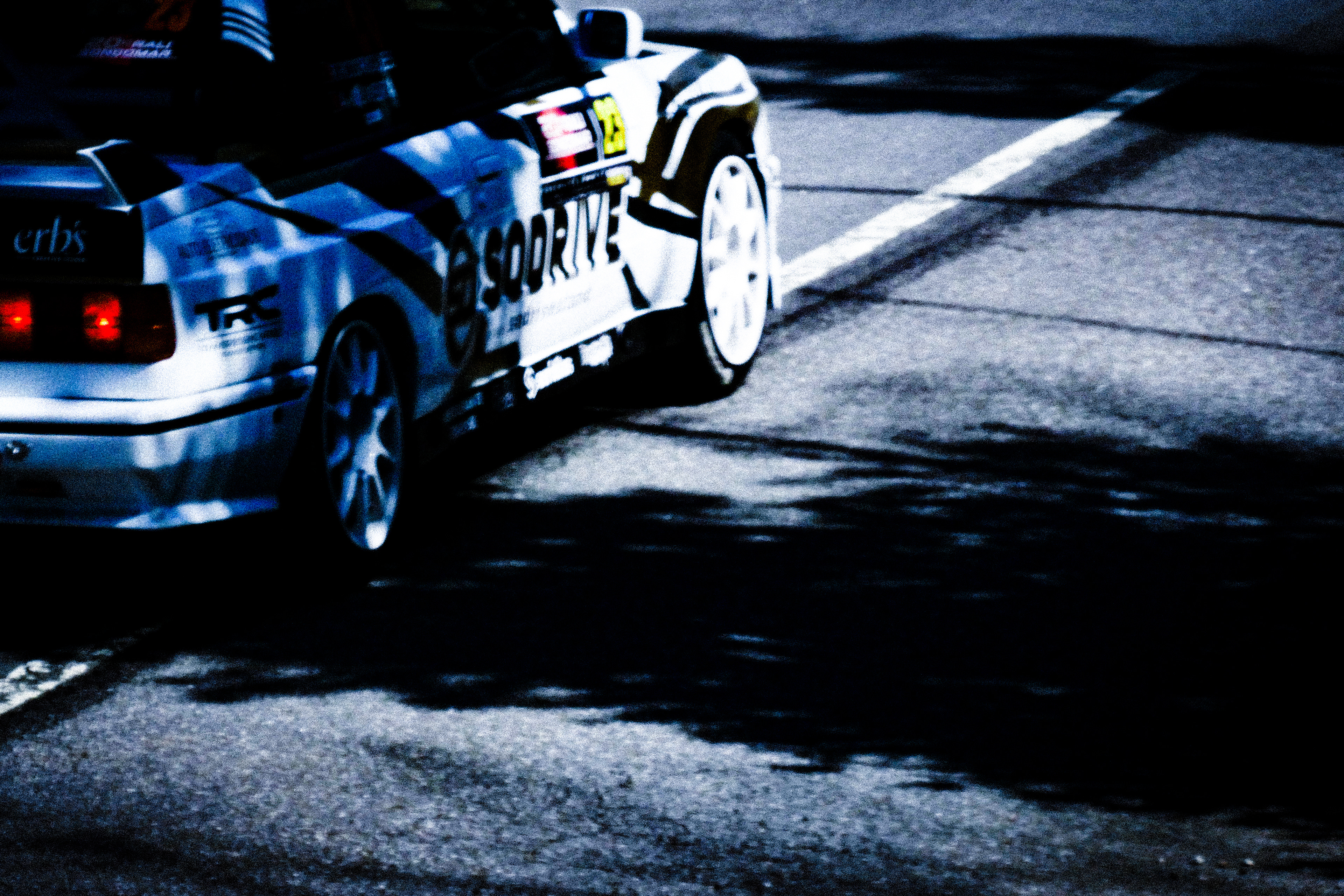 Carro de rali em ação no Rally de Gondomar, fotografia de desporto automóvel por Lara Peixoto.