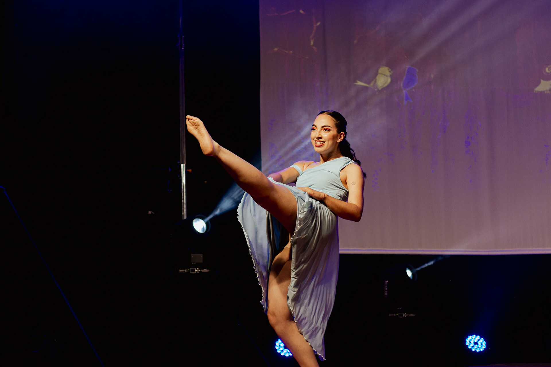 Bailarinos em performance artística ao vivo, fotografia de dança e espetáculo no Porto por Lara Peixoto Photography.