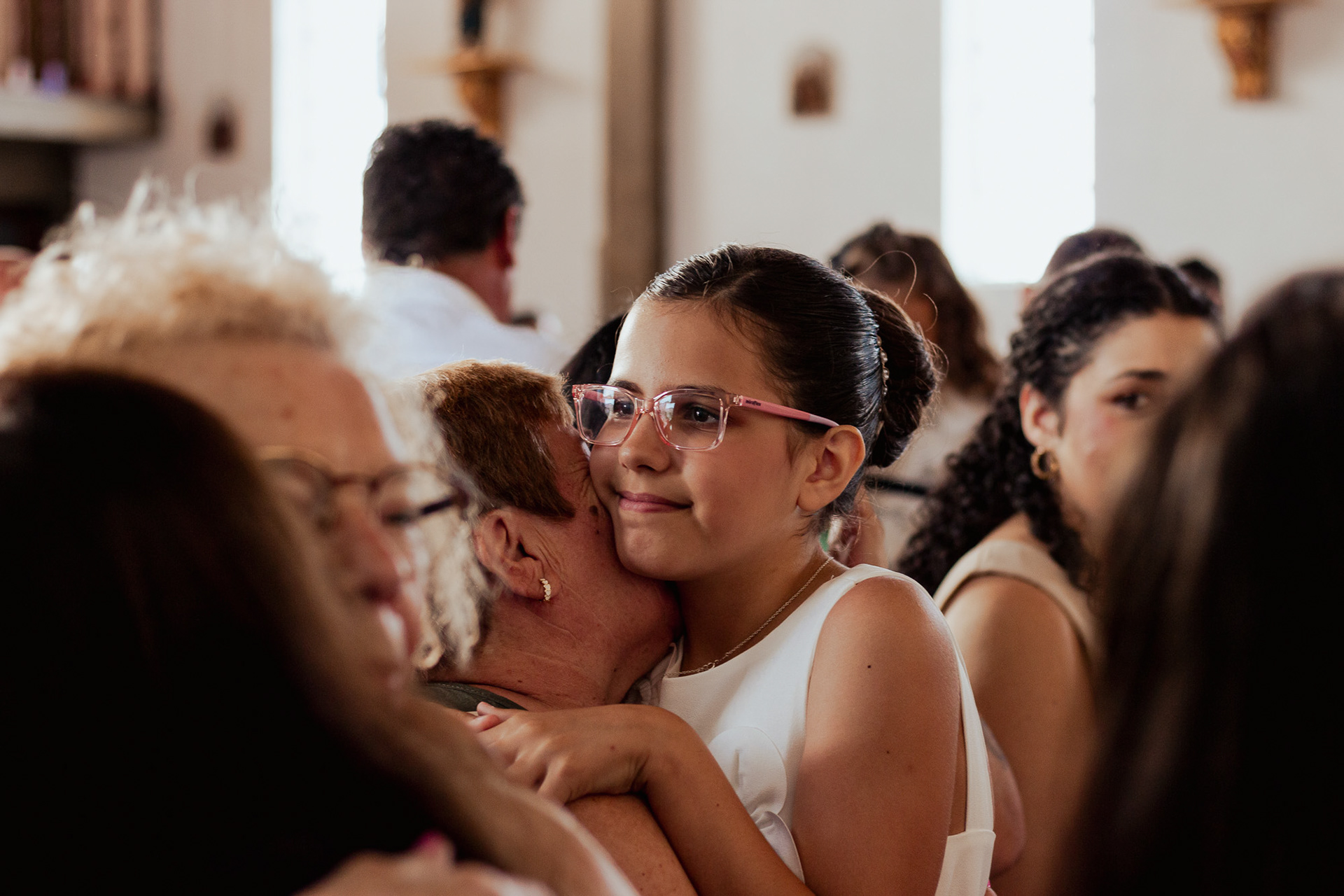 Crianças no altar durante a missa de Primeira Comunhão no Porto, foto por Lara Peixoto.