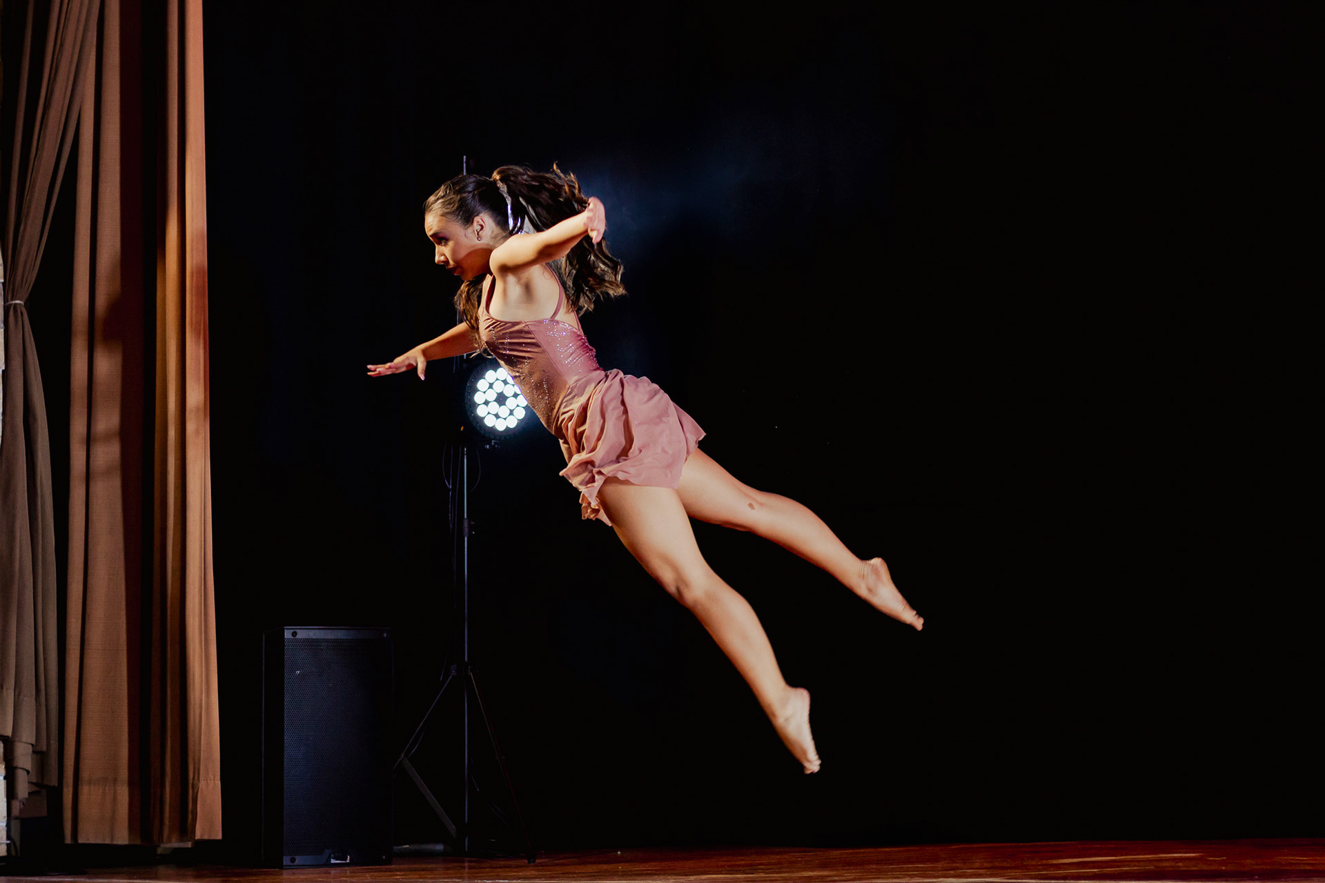 Bailarinos em performance artística ao vivo, fotografia de dança e espetáculo no Porto por Lara Peixoto Photography.