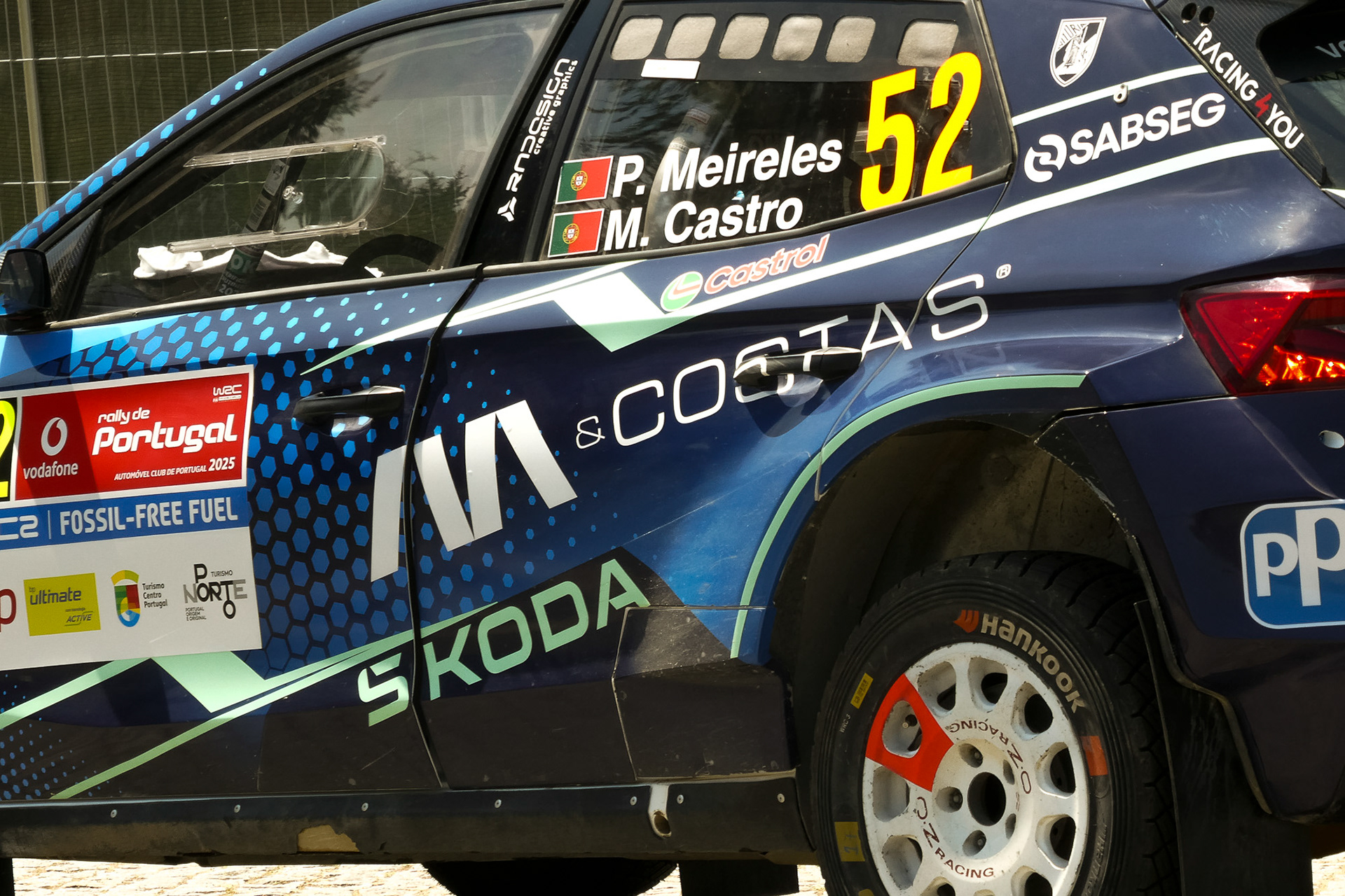 Pilotos do mundial de ralis em ação no Rally de Portugal, cobertura fotográfica por Lara Peixoto Photography.