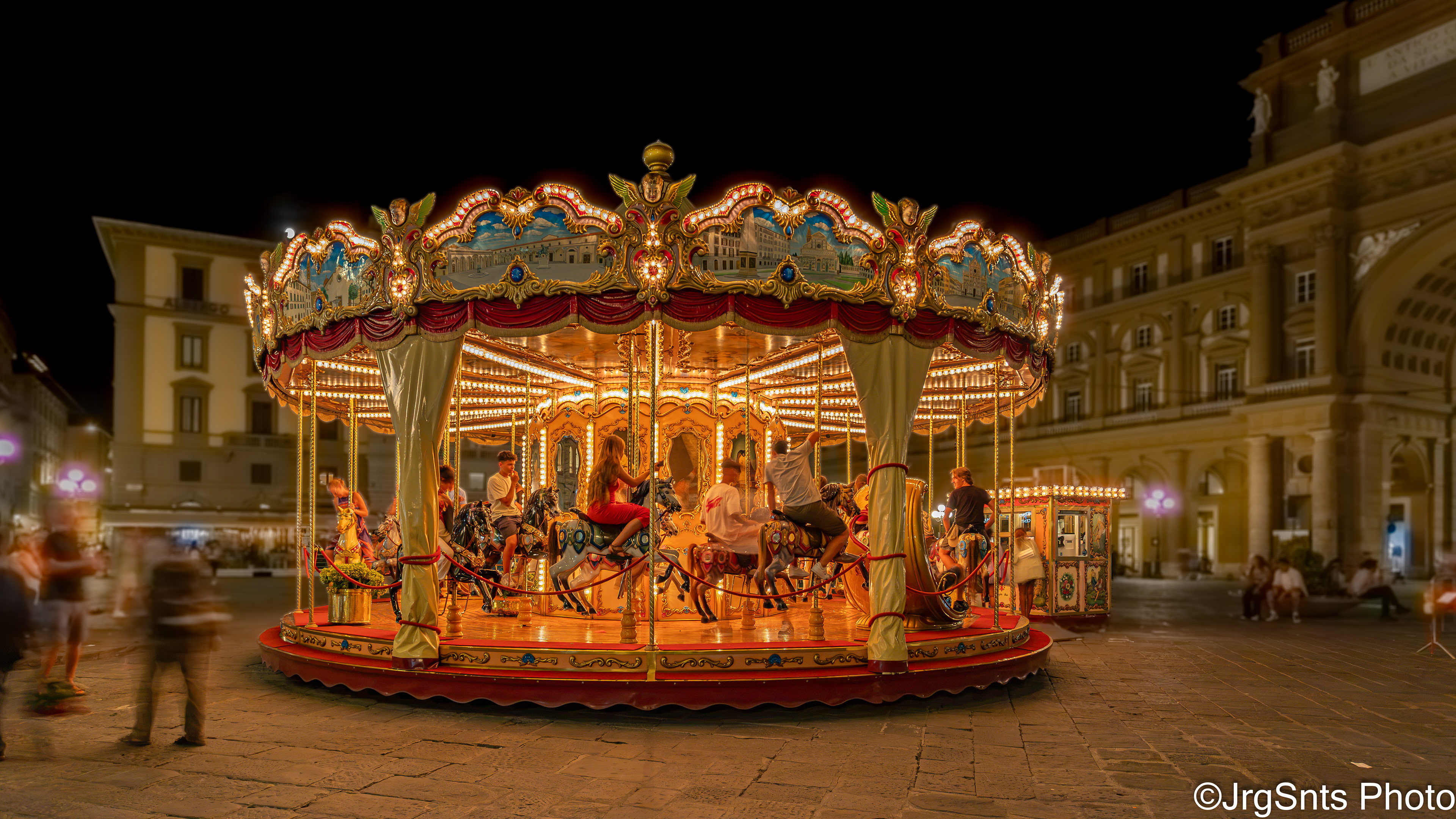 "Nightlife in the Piaza della Repubblica" Firenze (Italy), june/2026.