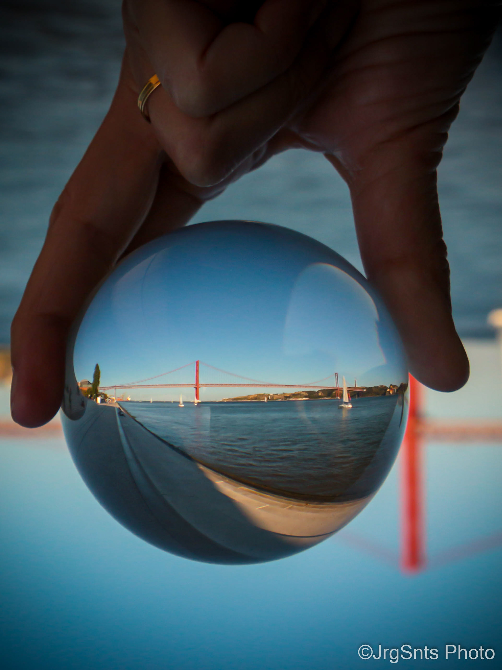 [Quando toda a ponte cabe entre os dedos] - Lisboa (Portugal), august/2021.