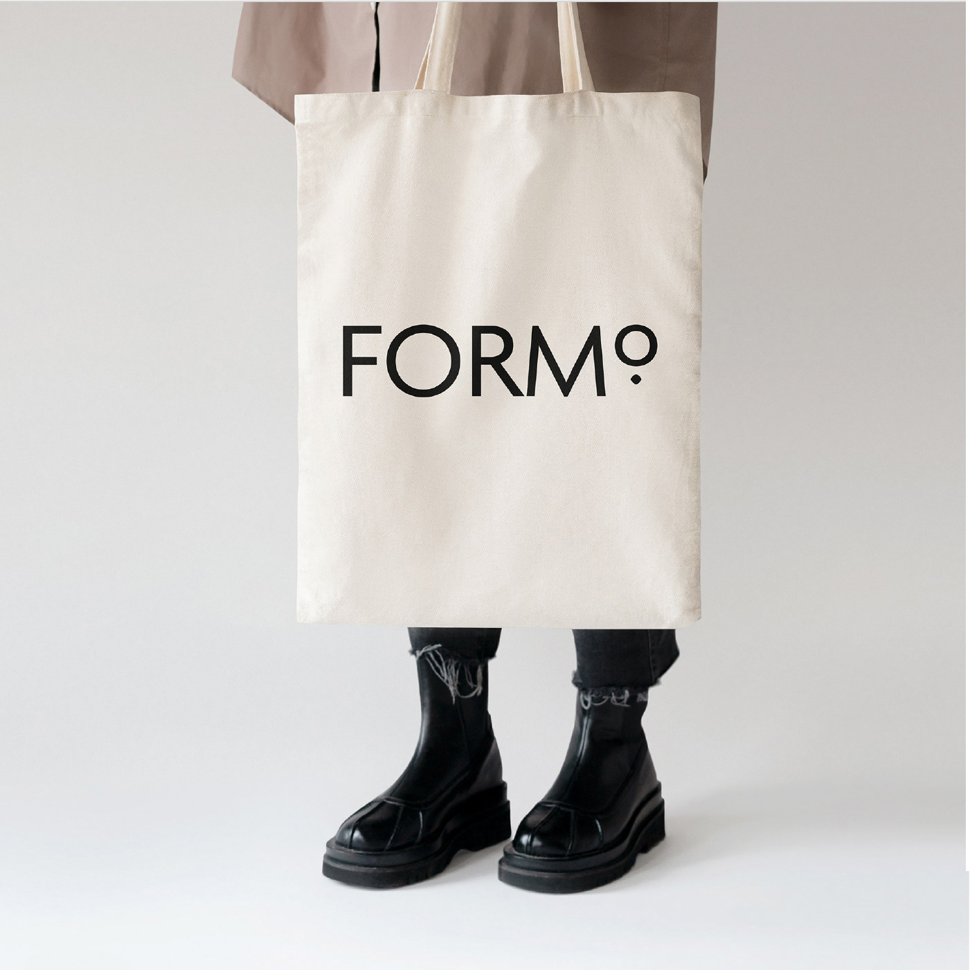 modern logo tote bag design for a cafe branding, Branding Agency Kuwait. تصميم شعار كافيه الكويت مطعم