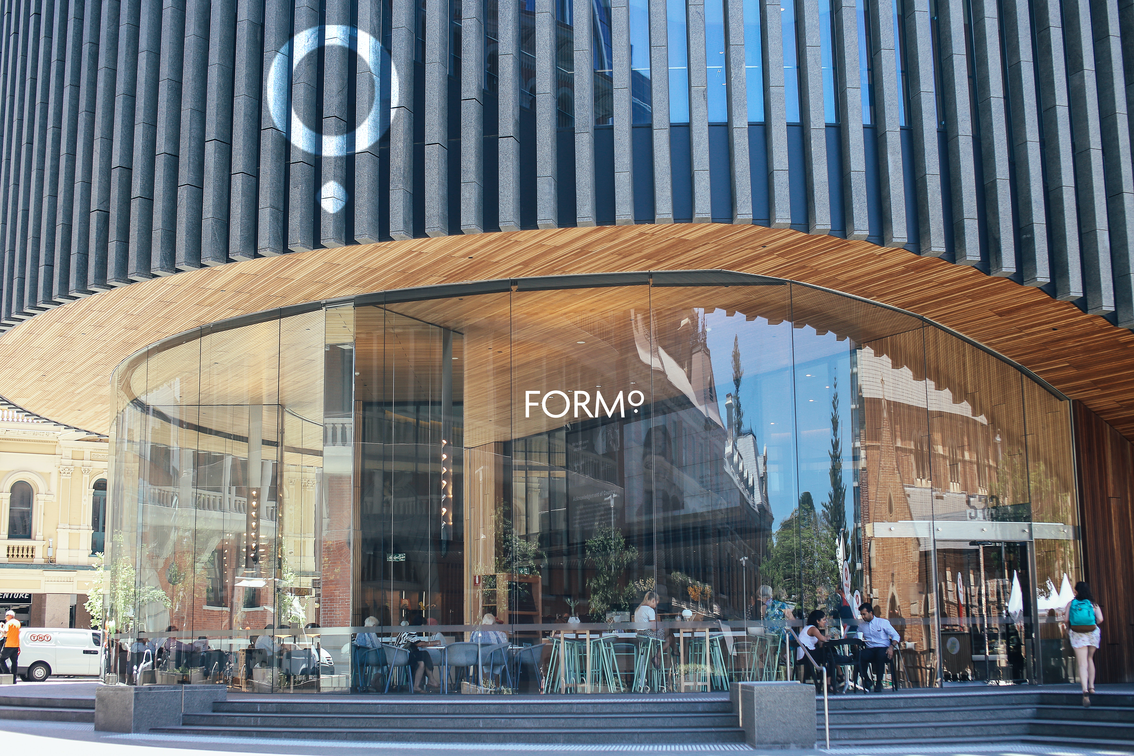 logo design implemented on a store front, Branding Agency Kuwait. تصميم شعار مطعم كافيه الكويت