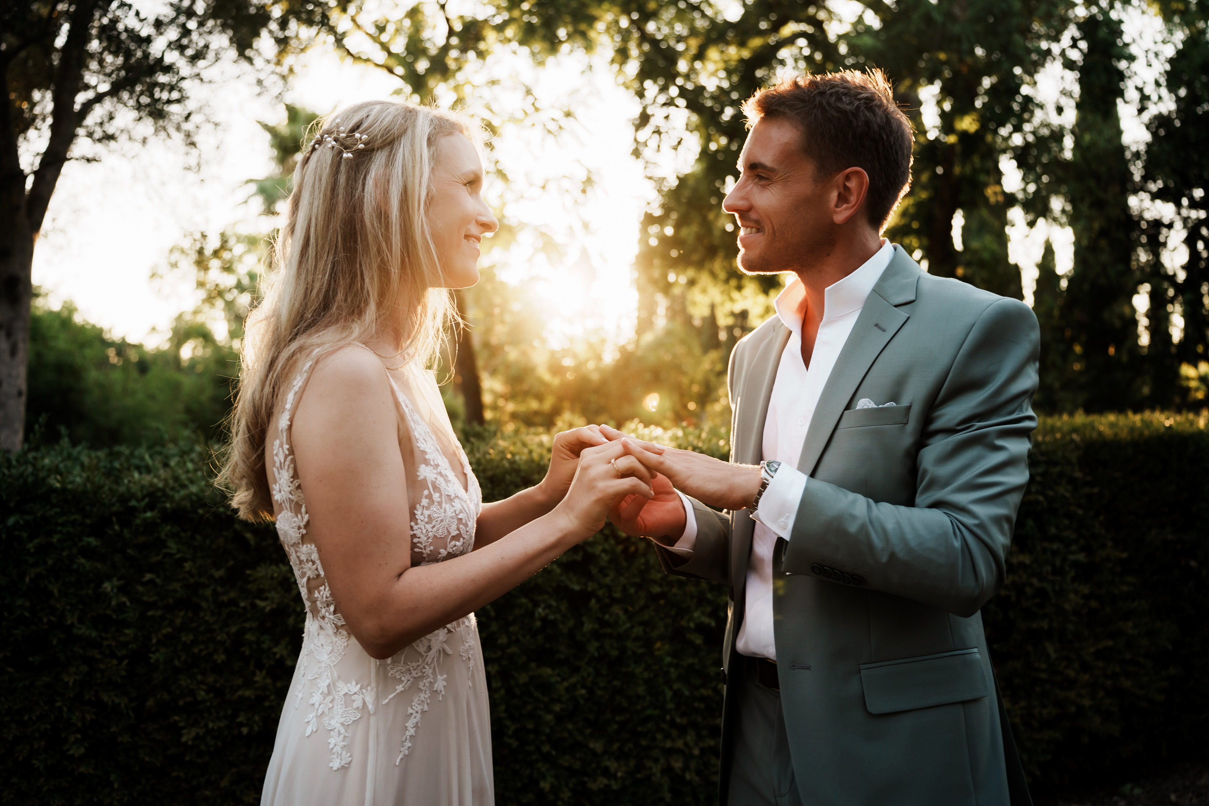 échange des alliances au coucher de soleil, mariage au Château de Flaugergues à Montpellier
