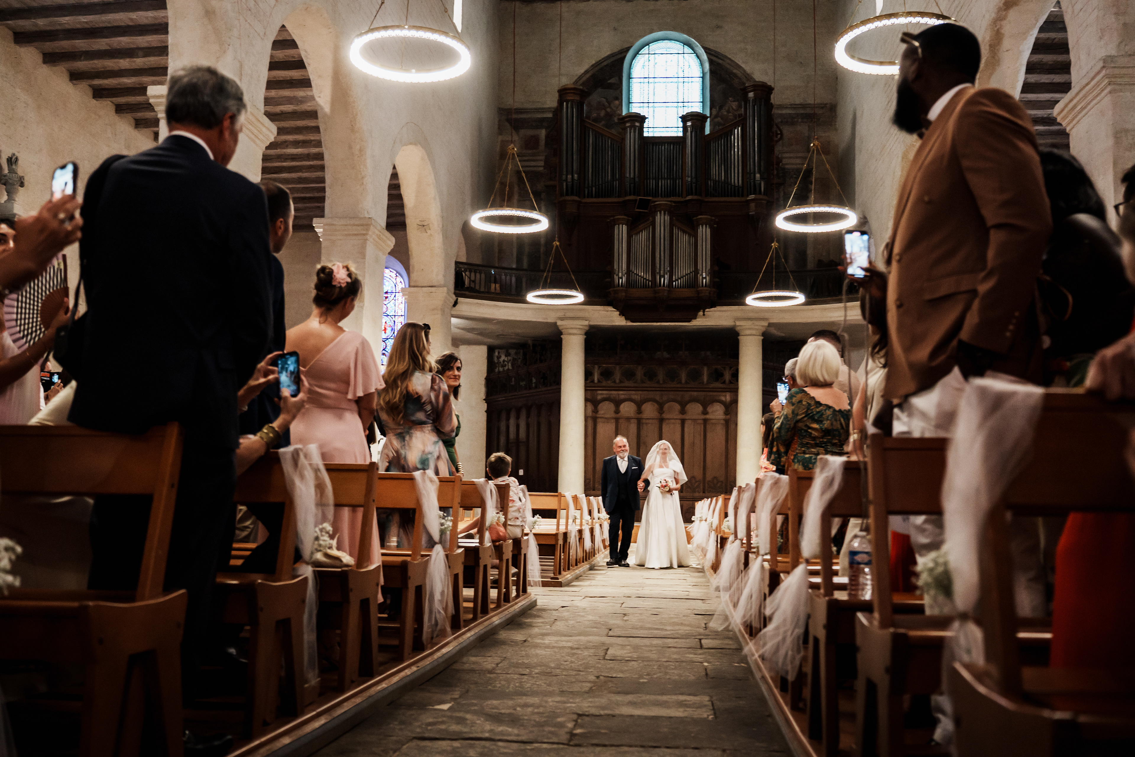 Mariée au bout de l’allée de l’église avec son père lors de la cérémonie à Béziers