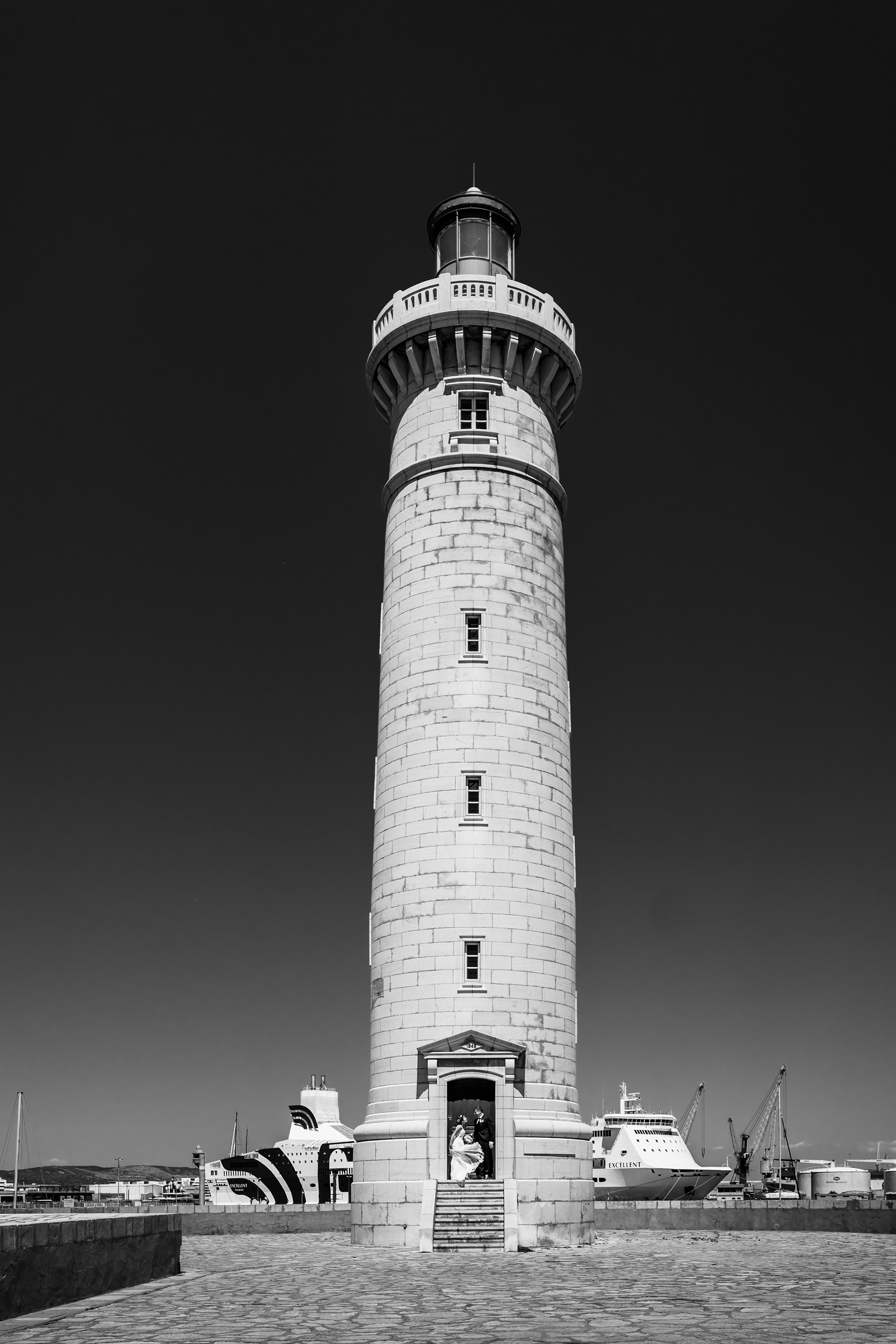 photo de couple au phare de Sète, lieu emblématique