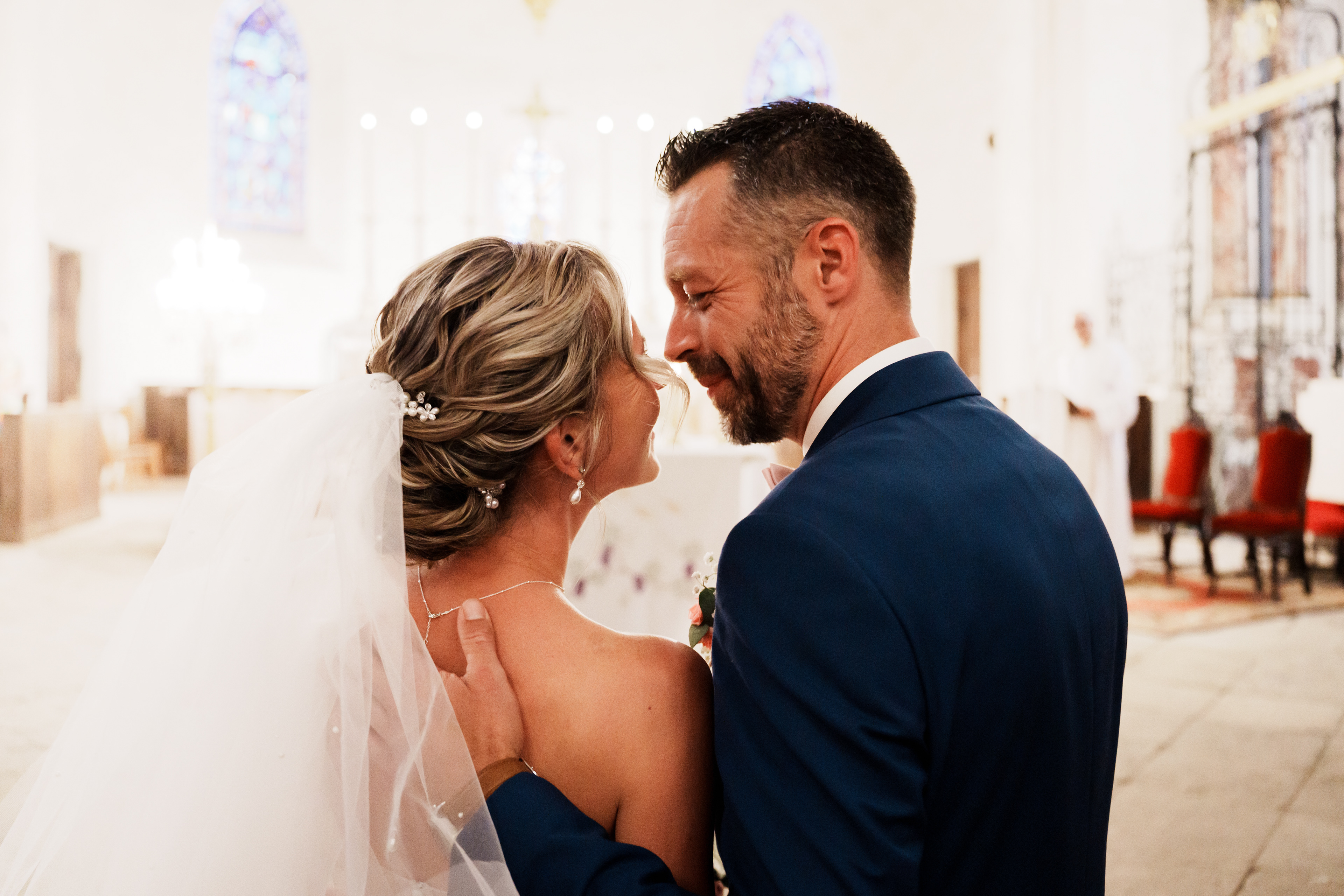 Les mariés se regardent pour la première fois les yeux dans les yeux pendant la cérémonie à l’église à Béziers