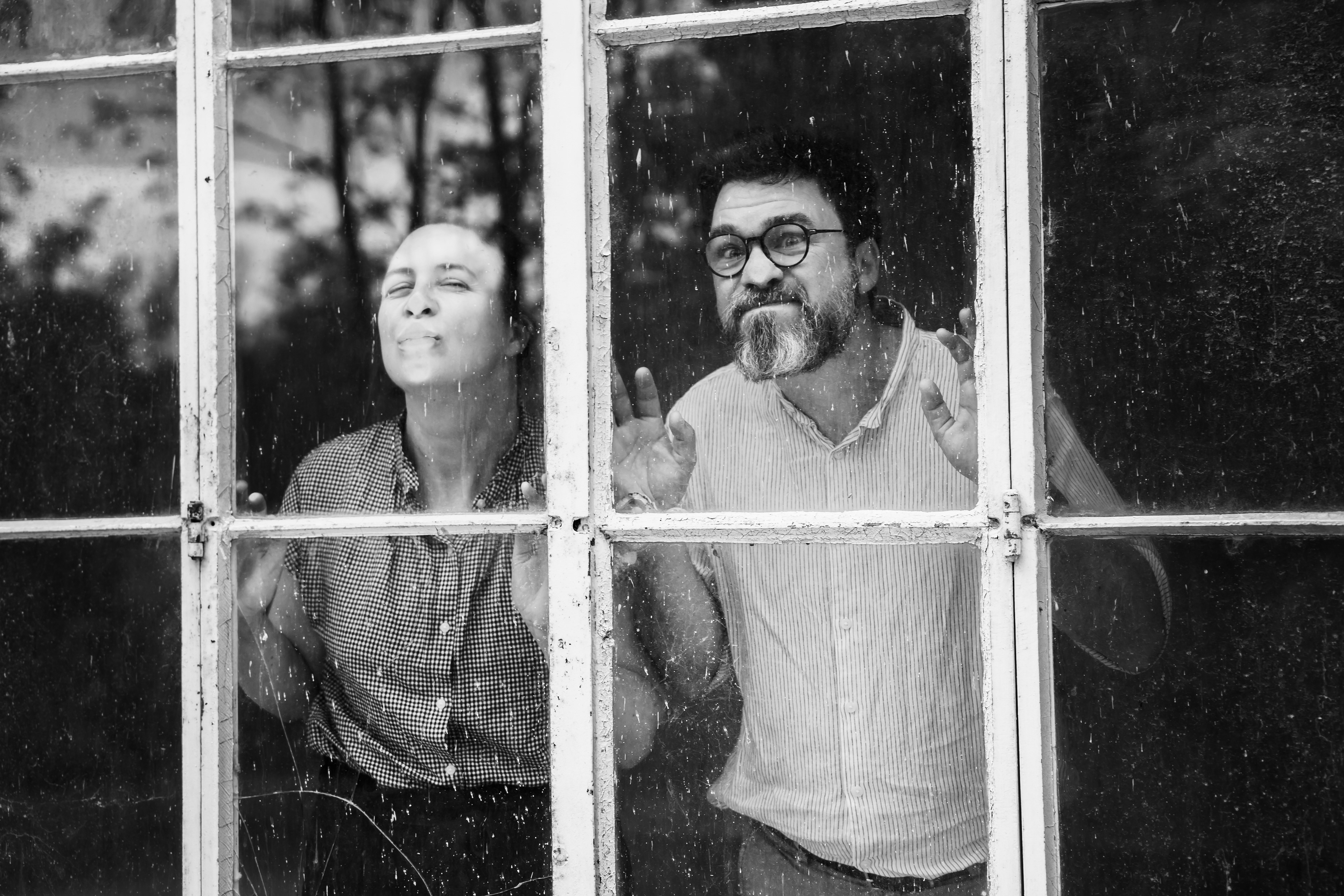 séance engagement Château de Granoupiac Saint-André-de-Sangonis couple noir et blanc naturel