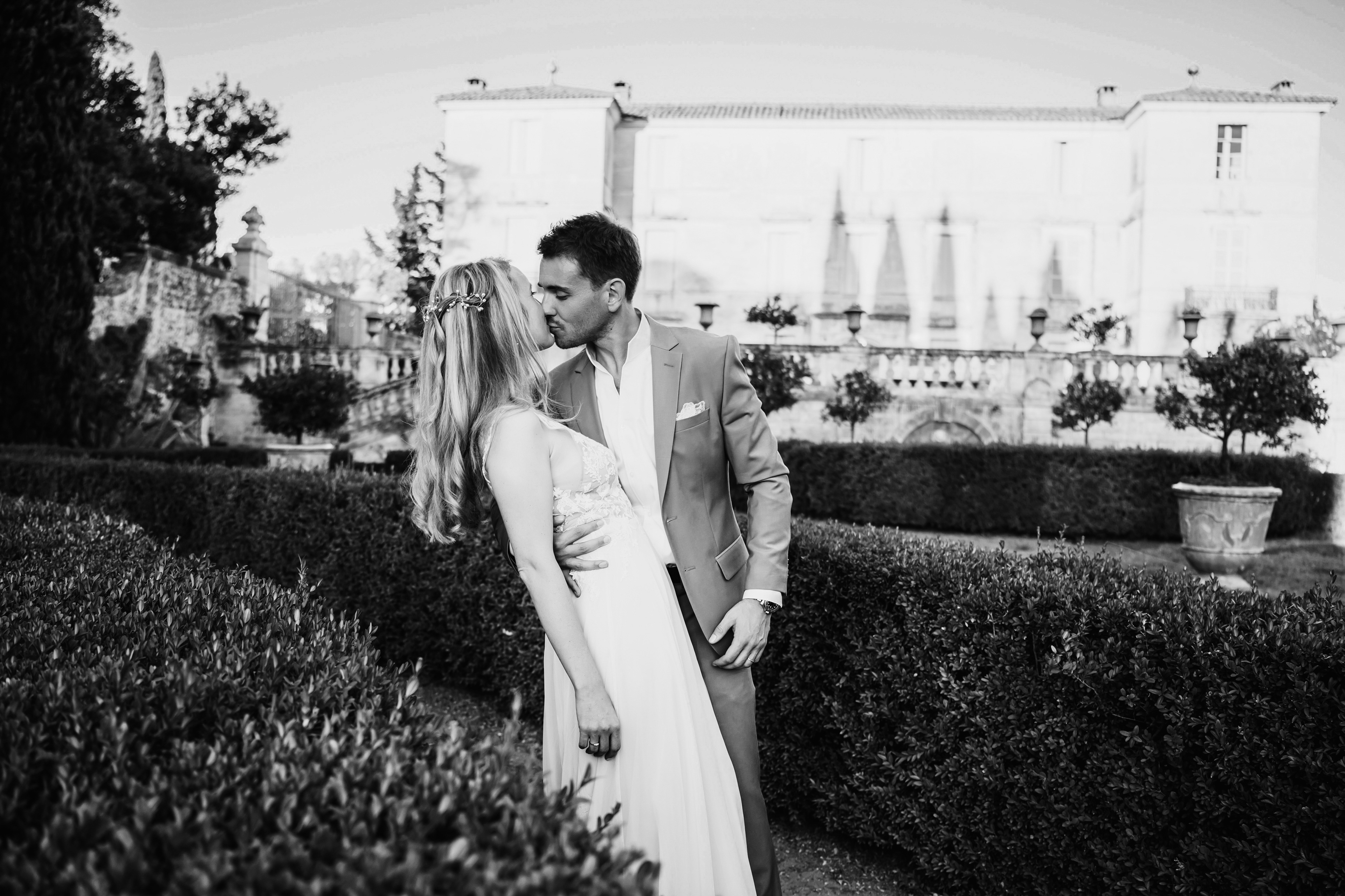photo de couple en noir et blanc devant le Château de Flaugergue