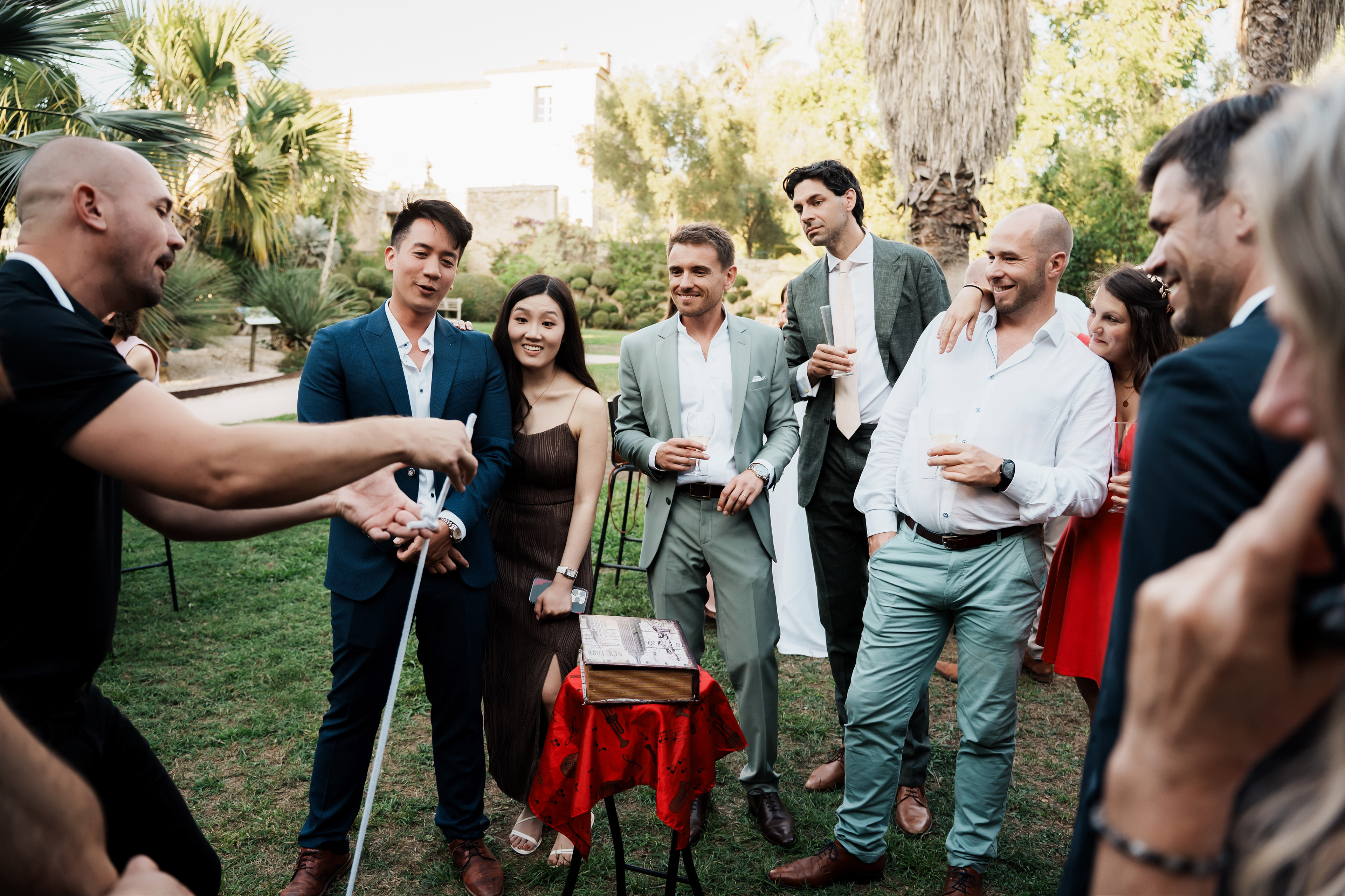 tour de magie devant les invités pendant le cocktail de mariage au Château de Flaugergues à Montpellier