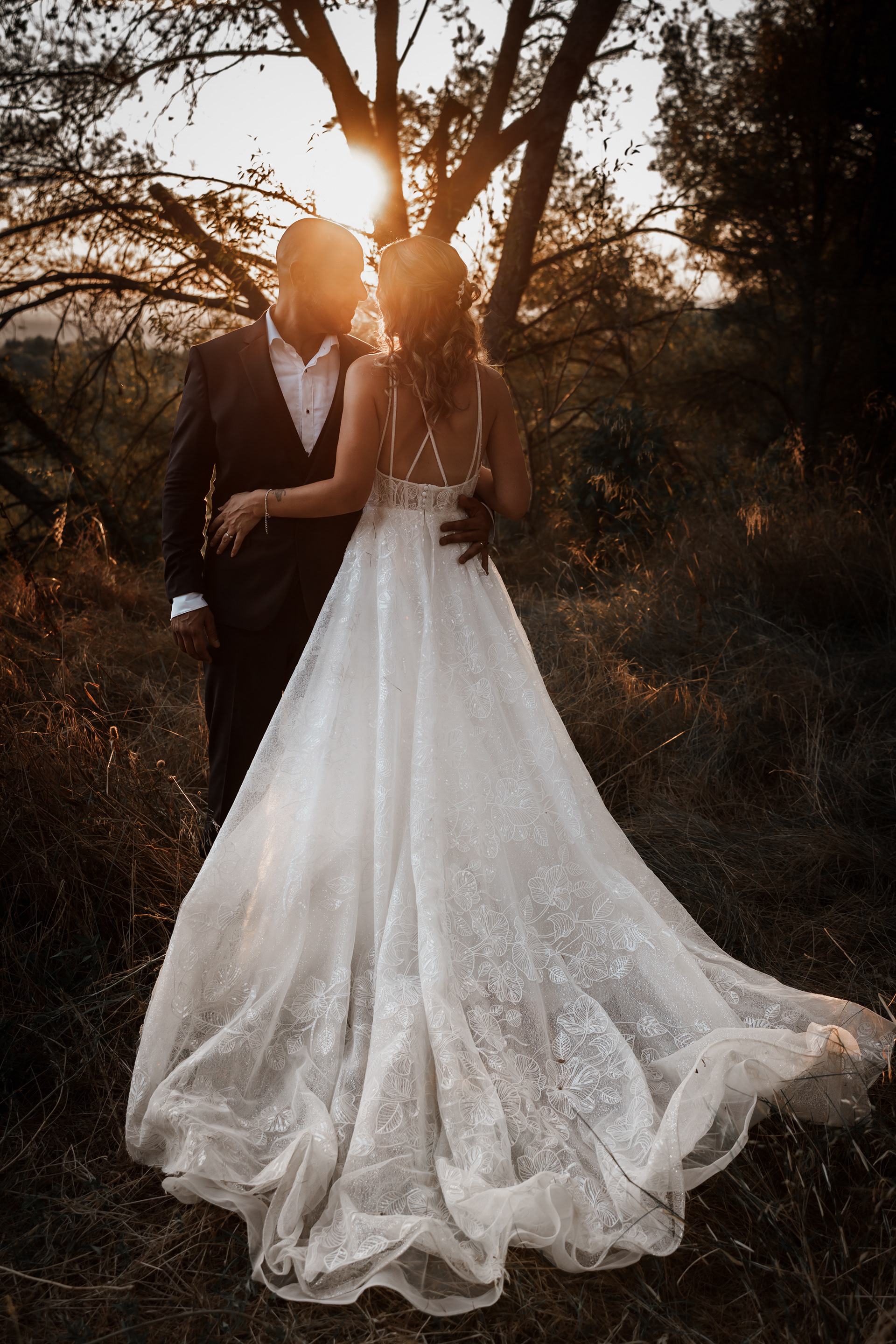 photo mariage bohème Domaine de la Grangette robe dentelle lumière coucher de soleil