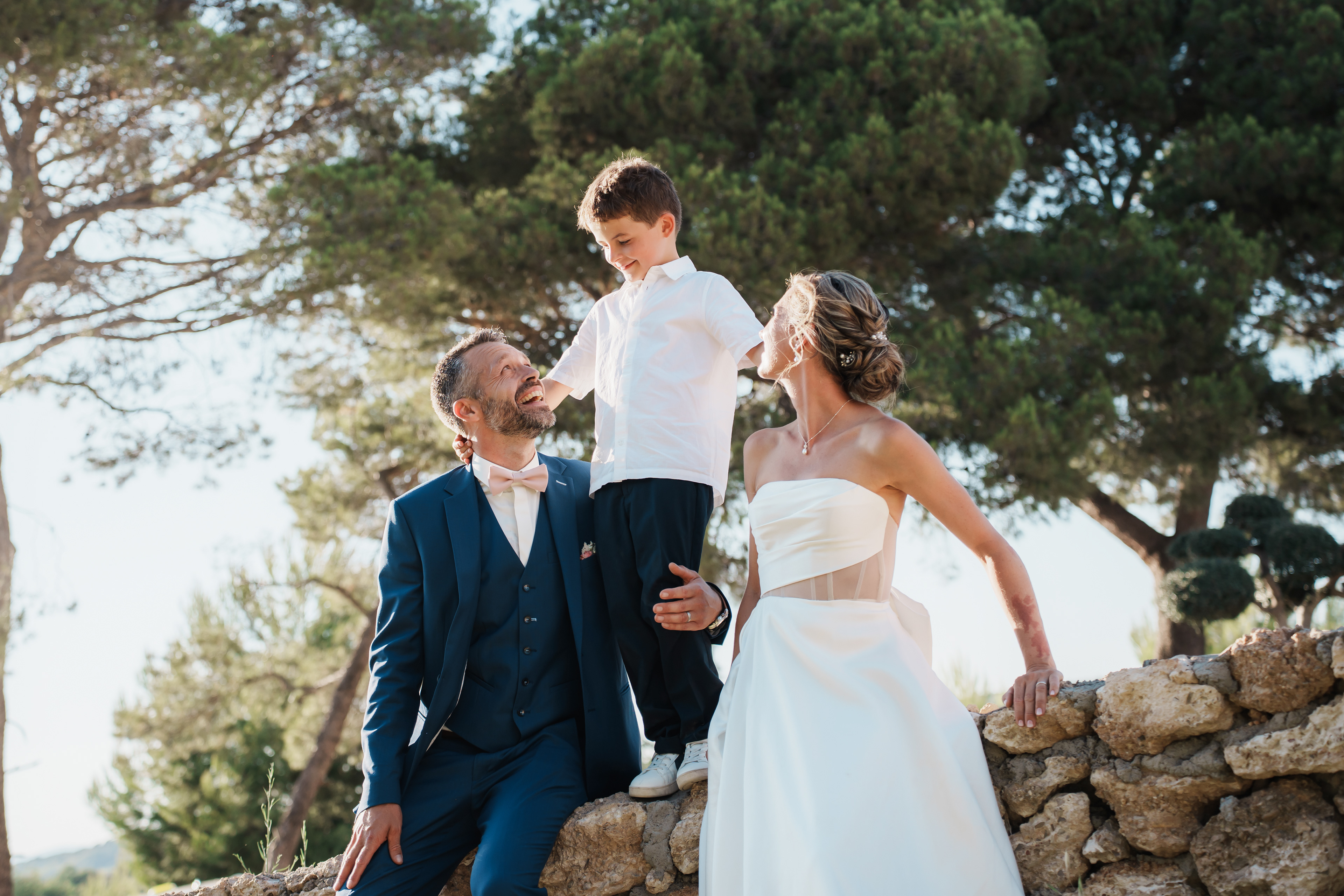 Photo de couple avec leur fils lors du mariage au Domaine de l’Ale à Capestang dans l’Hérault