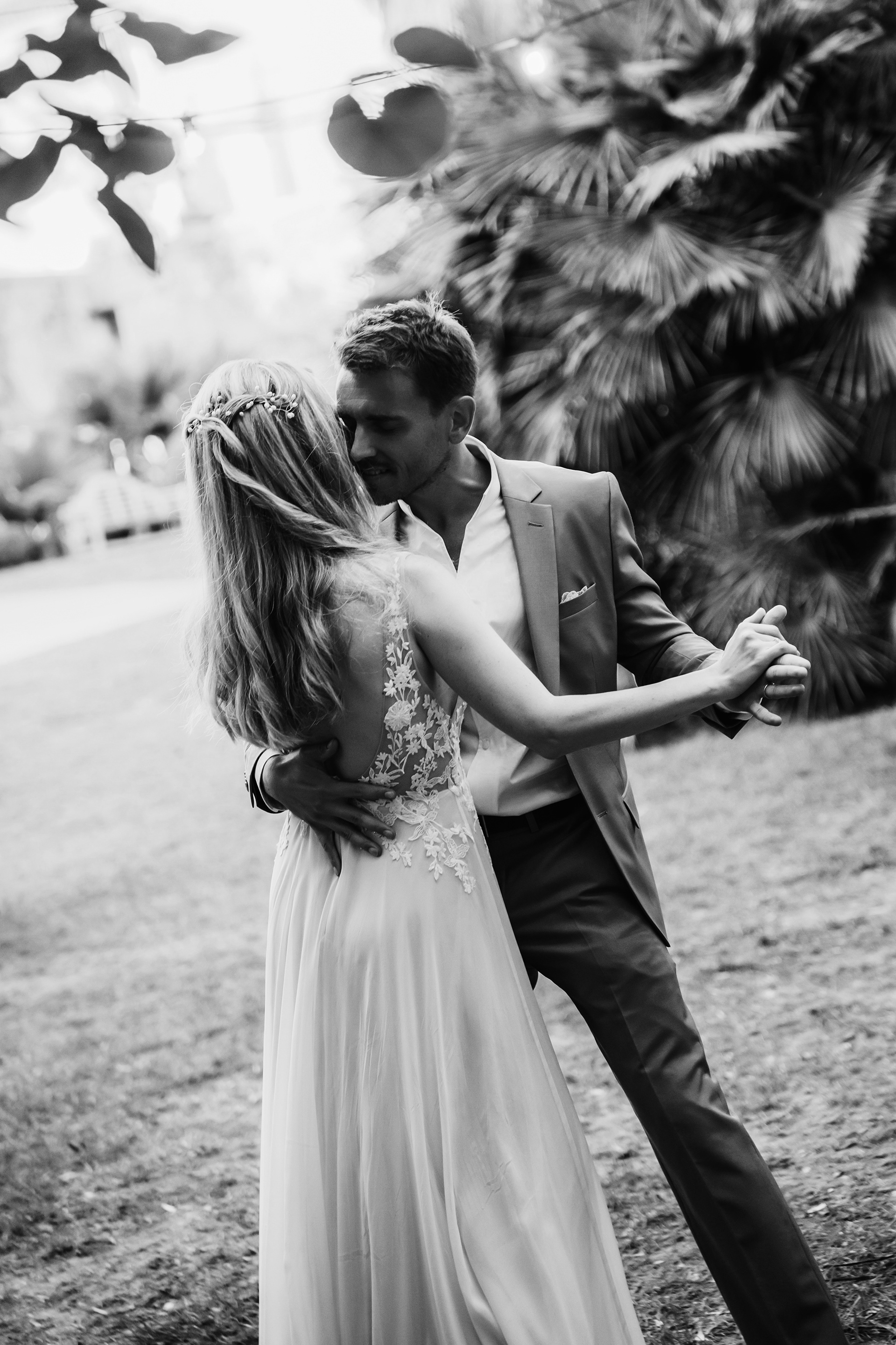 photo de couple en noir et blanc pendant une danse, ambiance élégante