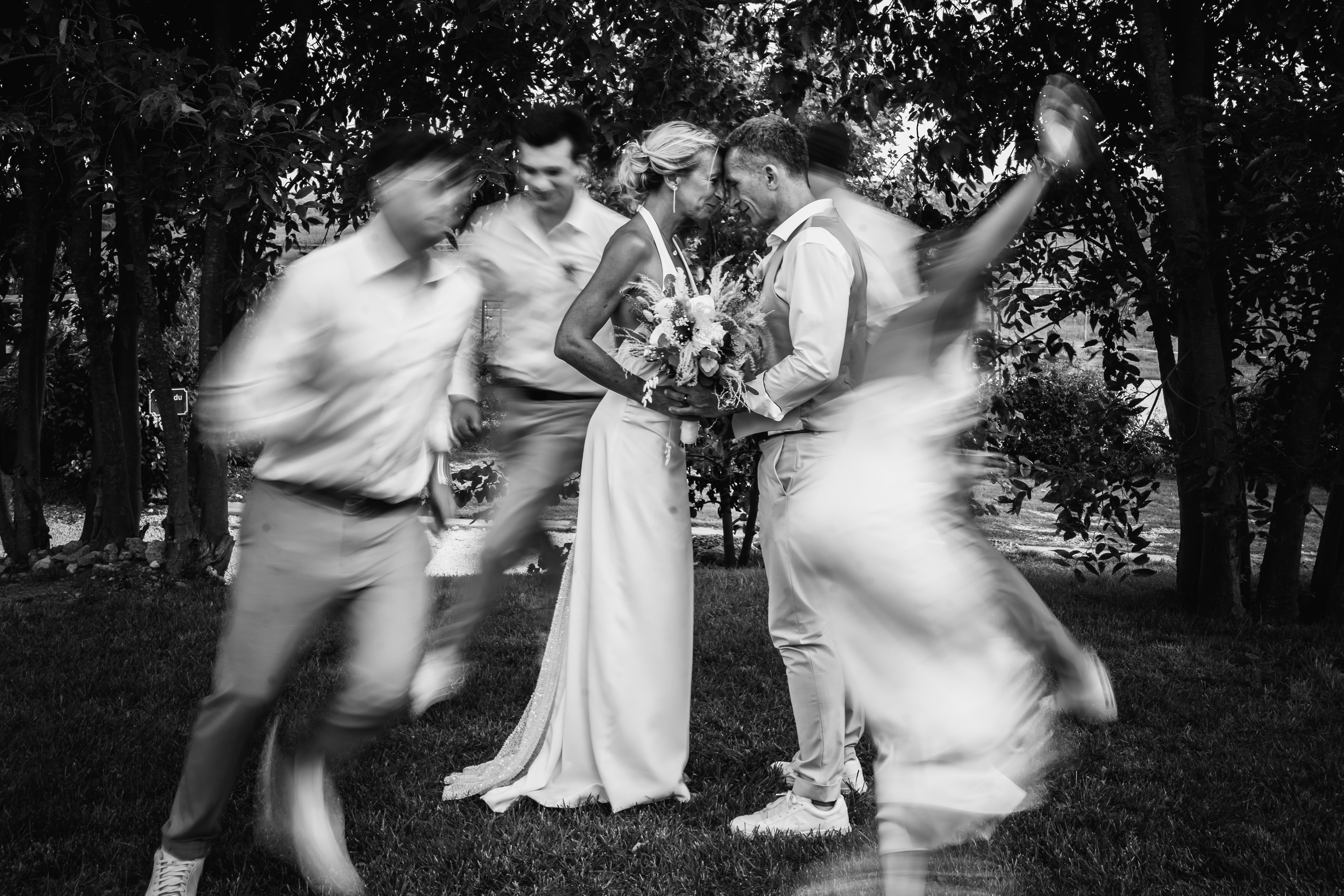 photographe mariage Domaine de Christin Sommières Nîmes Montpellier couple noir et blanc invités flou mouvement
