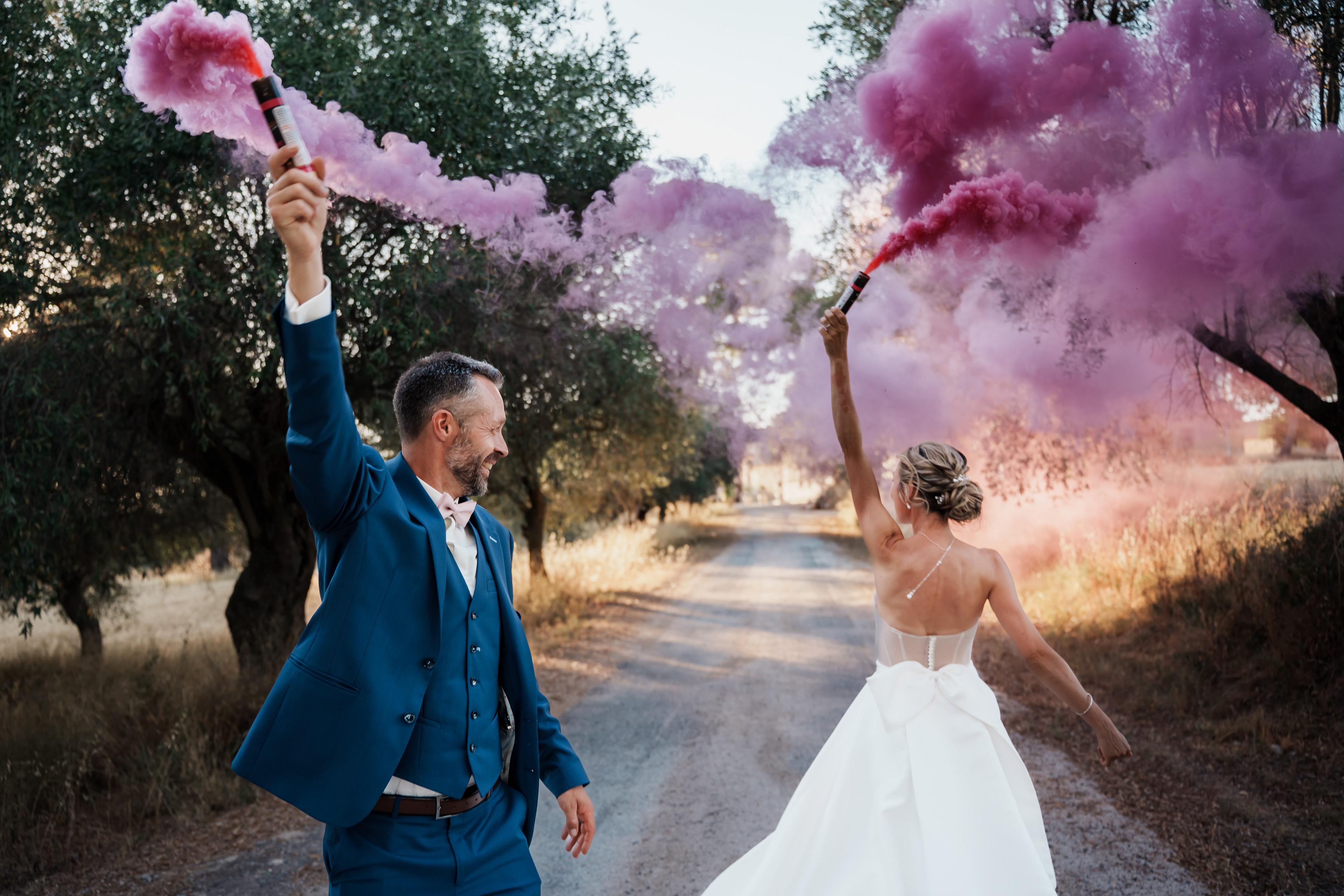 Séance photo de couple avec fumigènes lors d’un mariage dans l’Hérault, ambiance dynamique et colorée