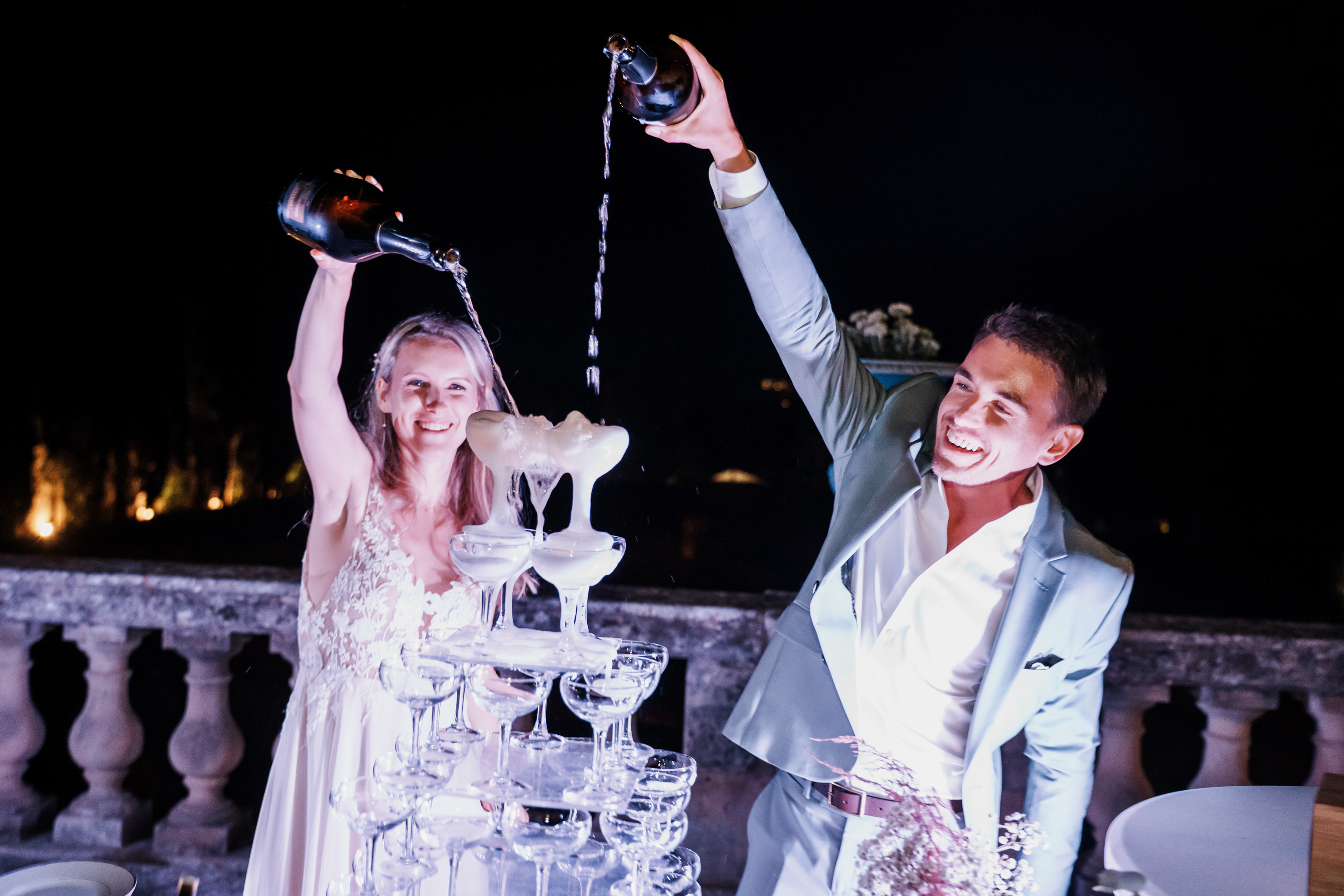 les mariés versent du champagne sur une pyramide de verres lors de la soirée au Château de Flaugergues à Montpellier