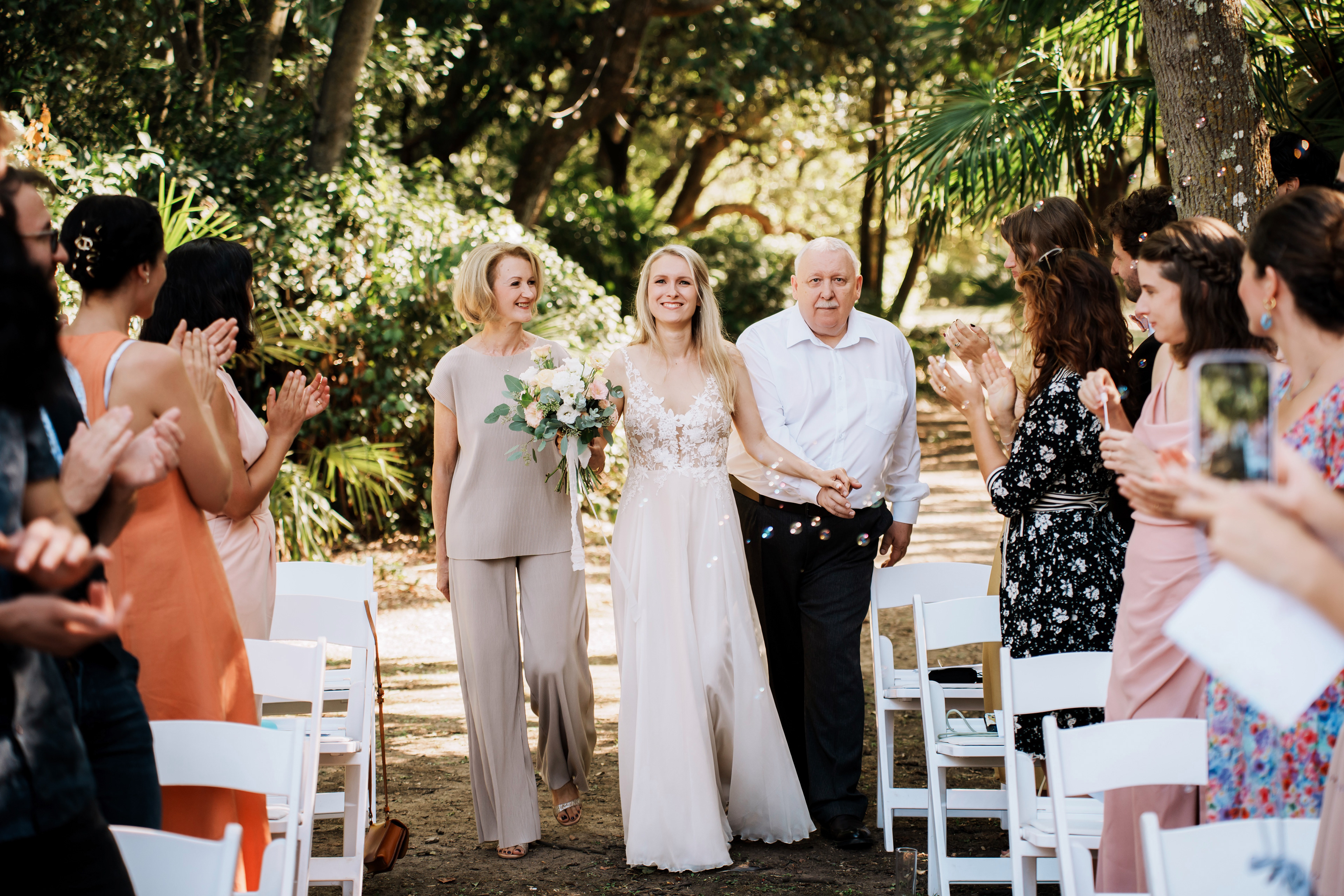entrée de la mariée avec ses parents lors de la cérémonie laïque au Château de Flaugergues à Montpellier