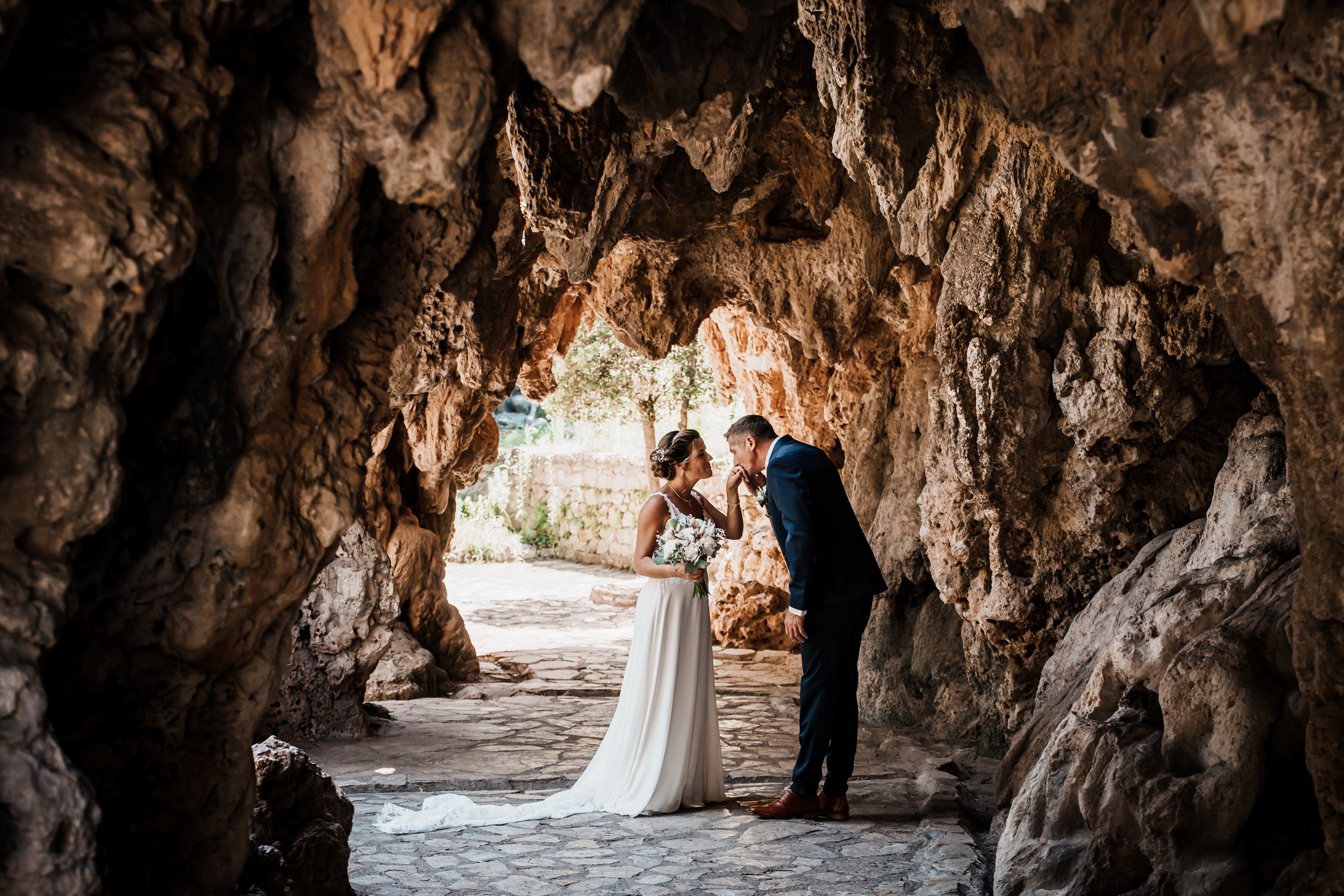 couple marié dans la grotte du Jardin du Château d’Eau à Sète, photo romantique et naturelle