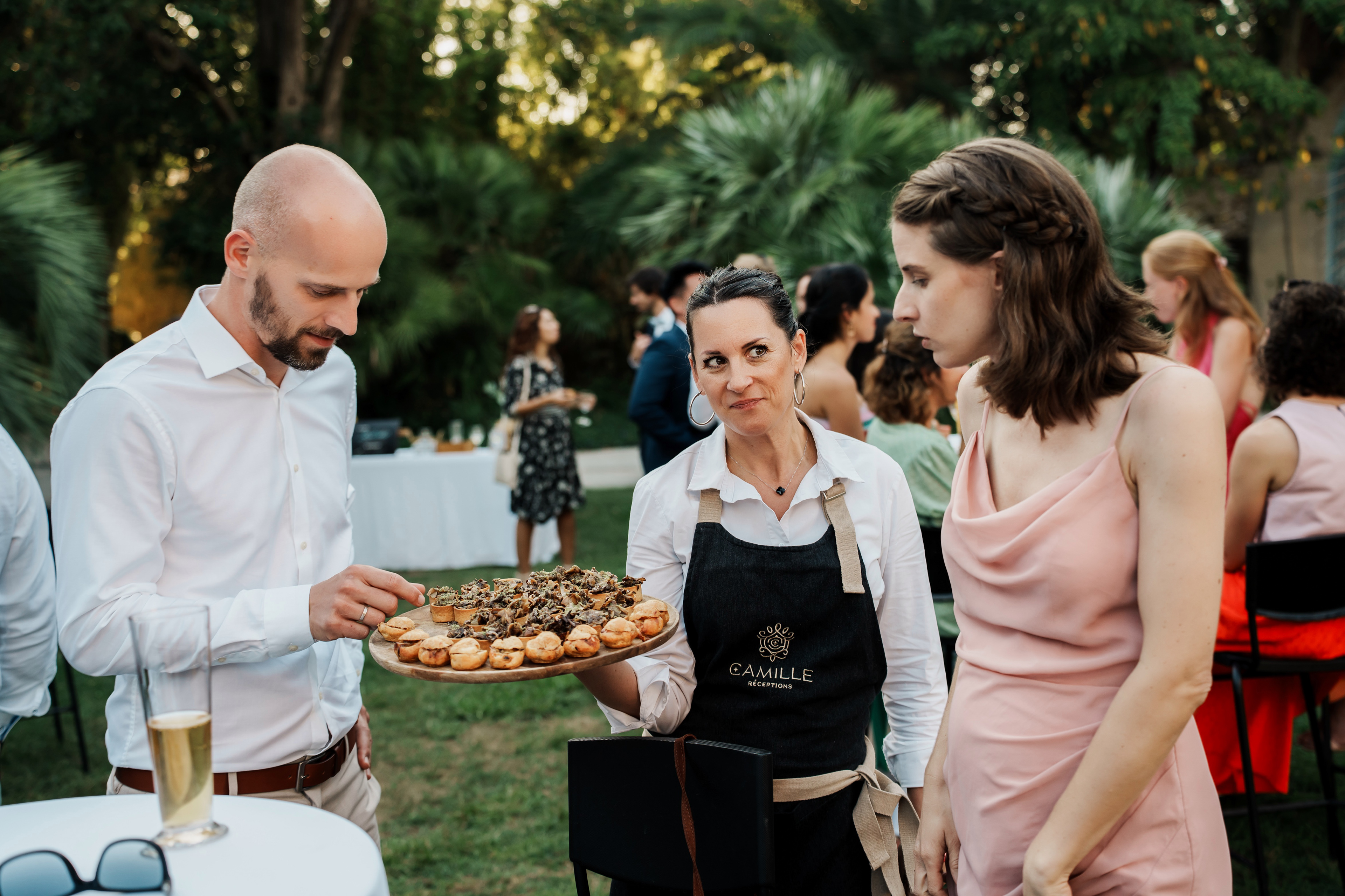 invités choisissant des petits fours du traiteur Camille Réceptions lors du cocktail au Château de Flaugergues à Montpellier