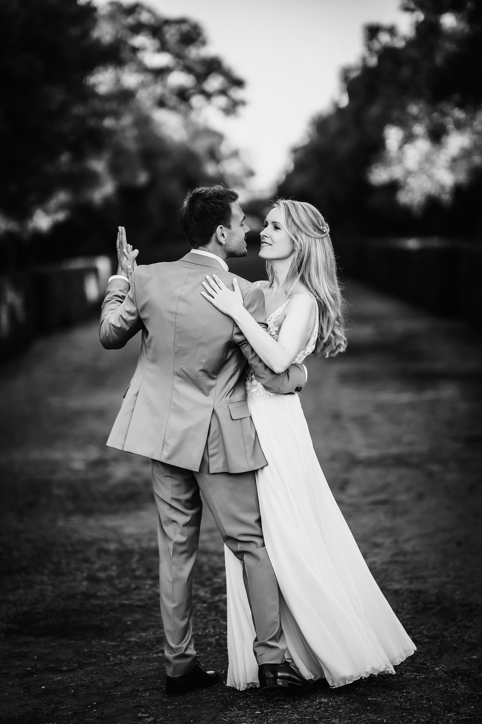couple marié en train de danser en noir et blanc, photo de mariage au Château de Flaugergues à Montpellie