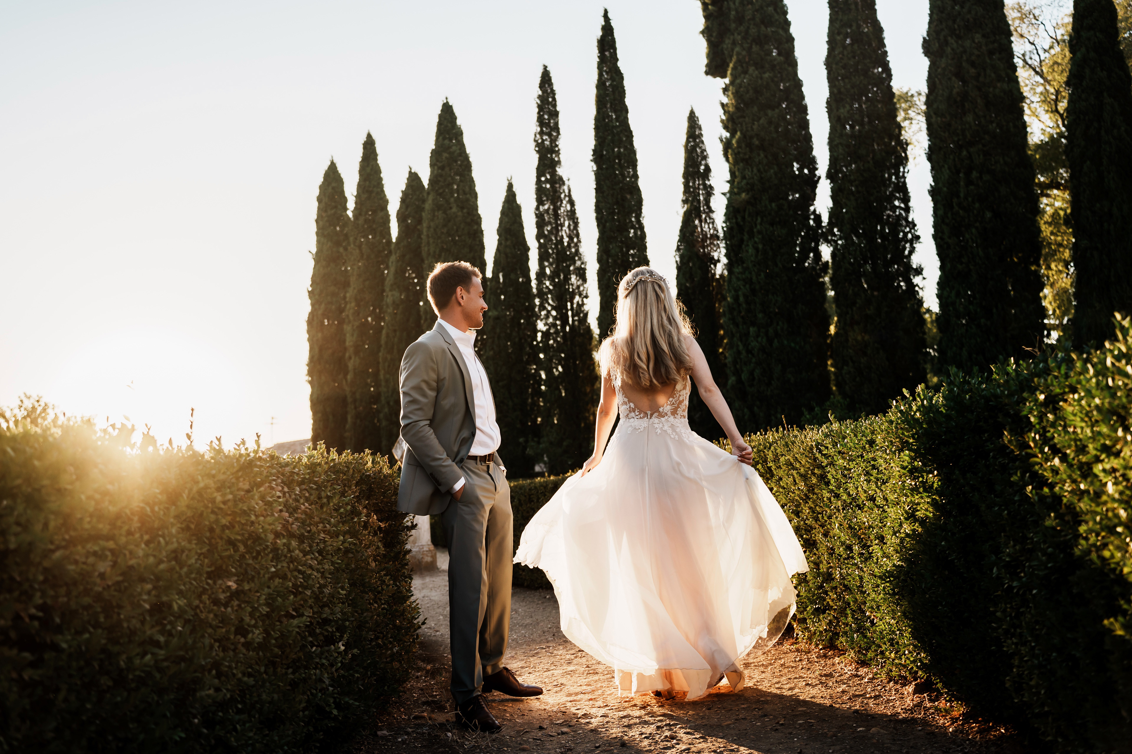 photo de couple au coucher de soleil avec lumière chaude, mariage Montpellier