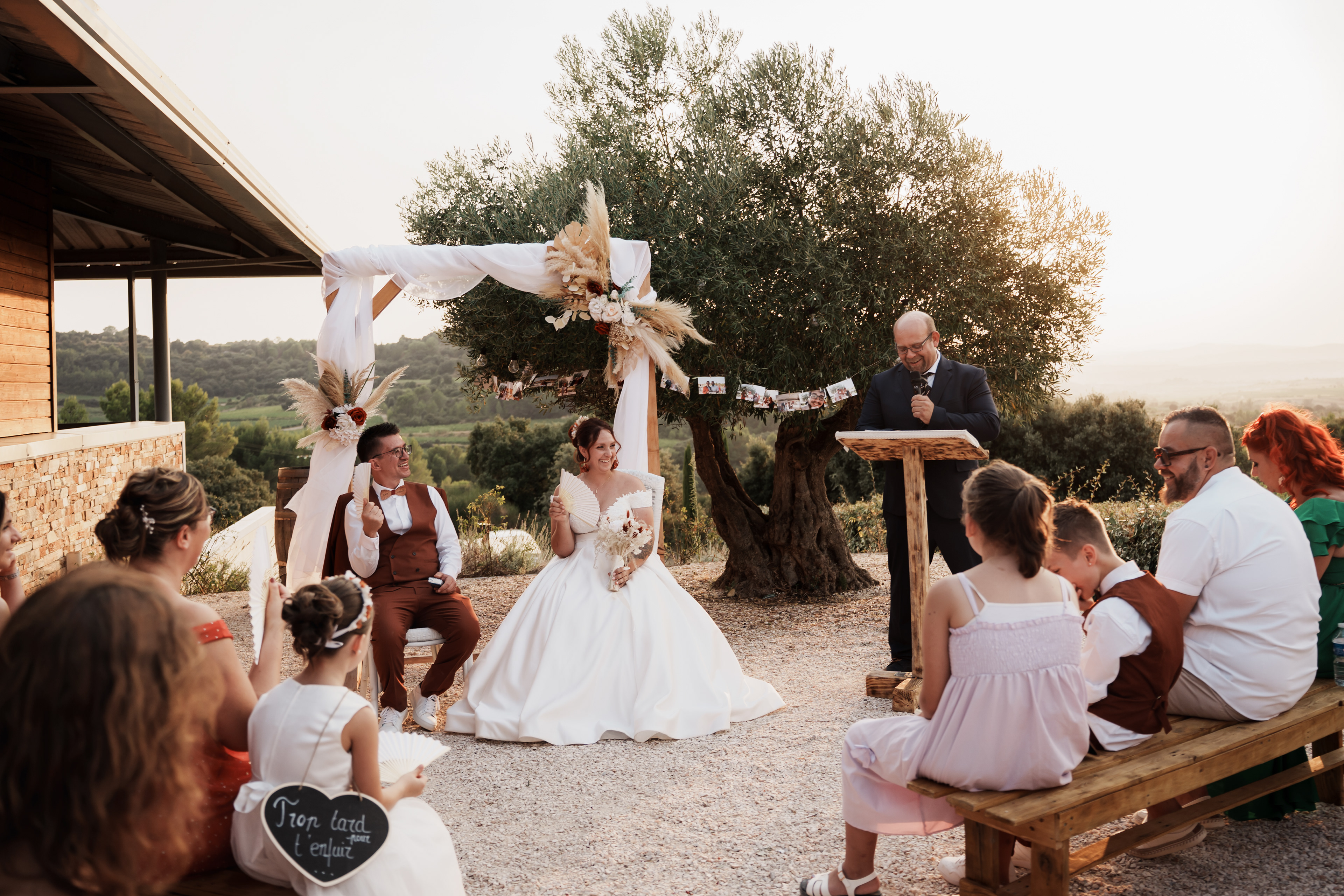 Cérémonie laïque de mariage à Blanville Saint-Pargoire dans l’Hérault – cérémonie en extérieur avec arche et invités