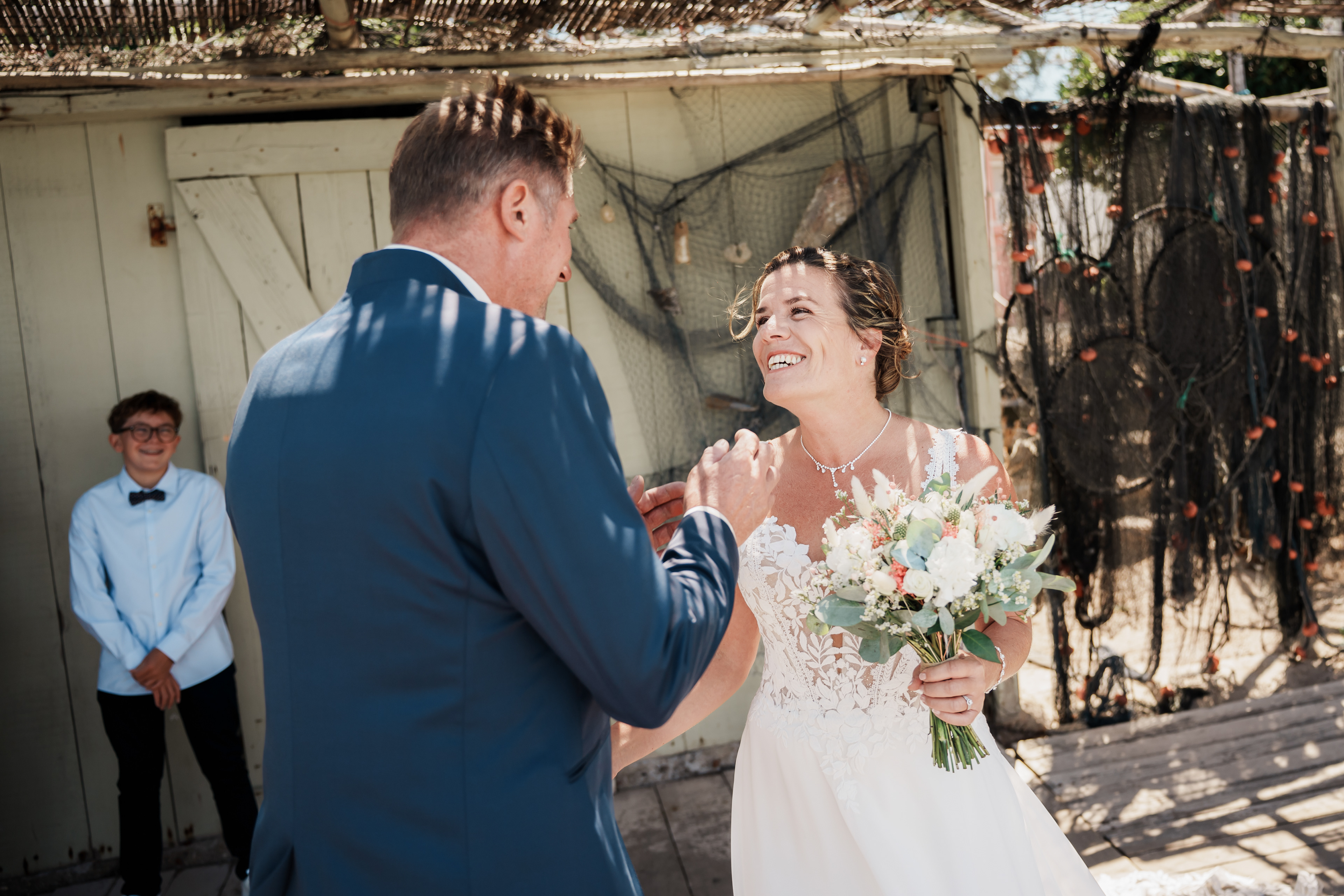 first look des mariés au bord de l’Étang de Thau à Sète, moment intime et rempli d’émotion