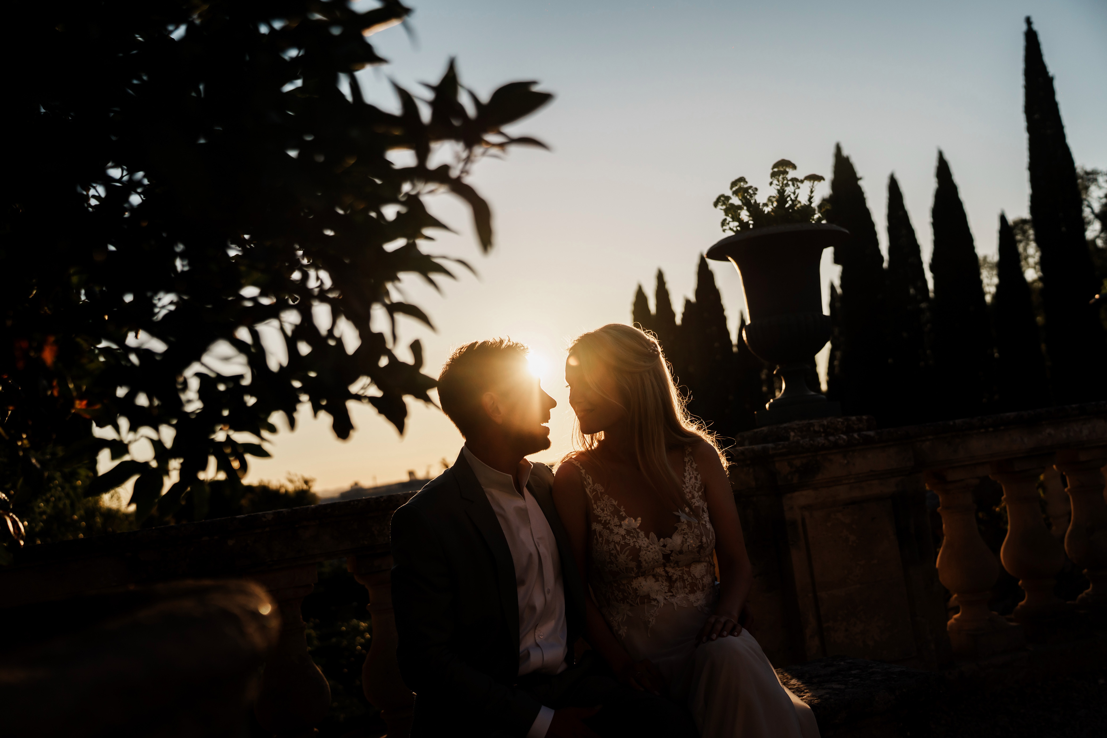 couple en contre-jour avec soleil couchant, photo mariage naturelle
