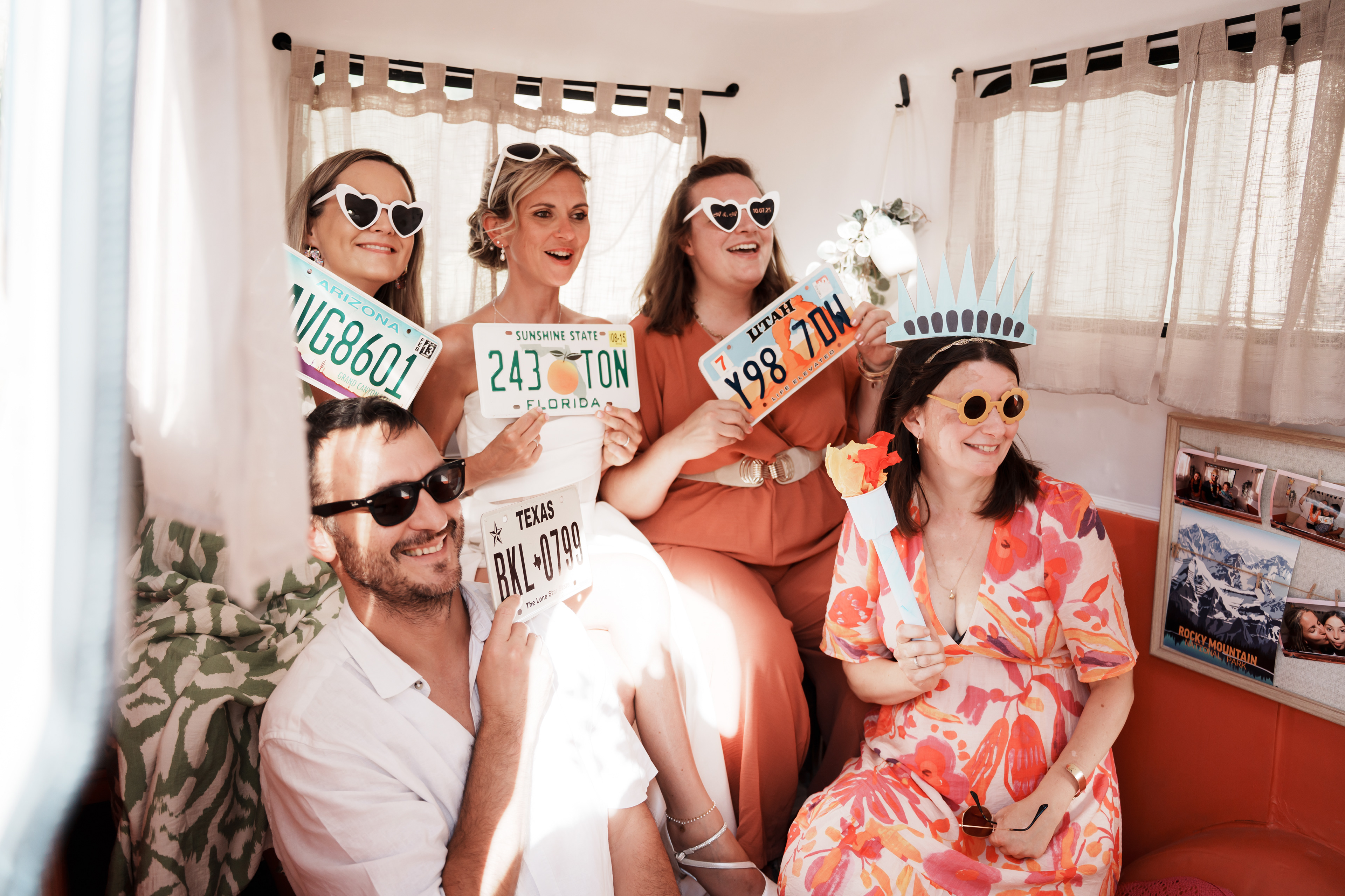 La mariée avec ses invités dans une caravane photobooth lors du mariage au Domaine de l’Ale à Capestang, organisée par la wedding planner Claire & Vous