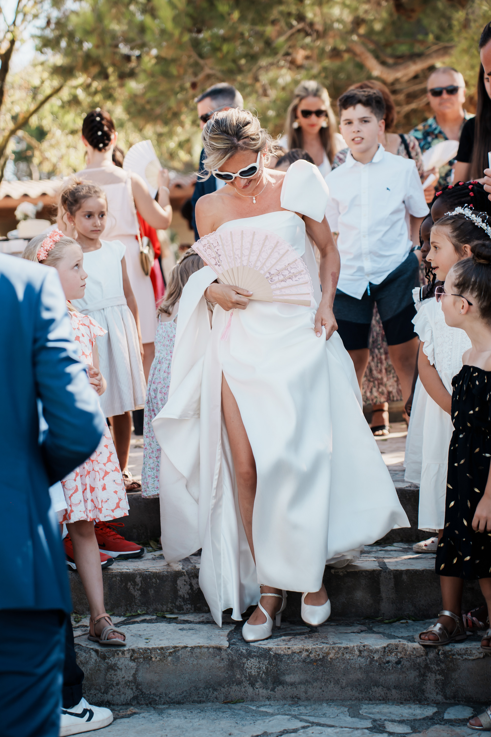 Mariée descendant un escalier au domaine de réception pendant le mariage dans l’Hérault