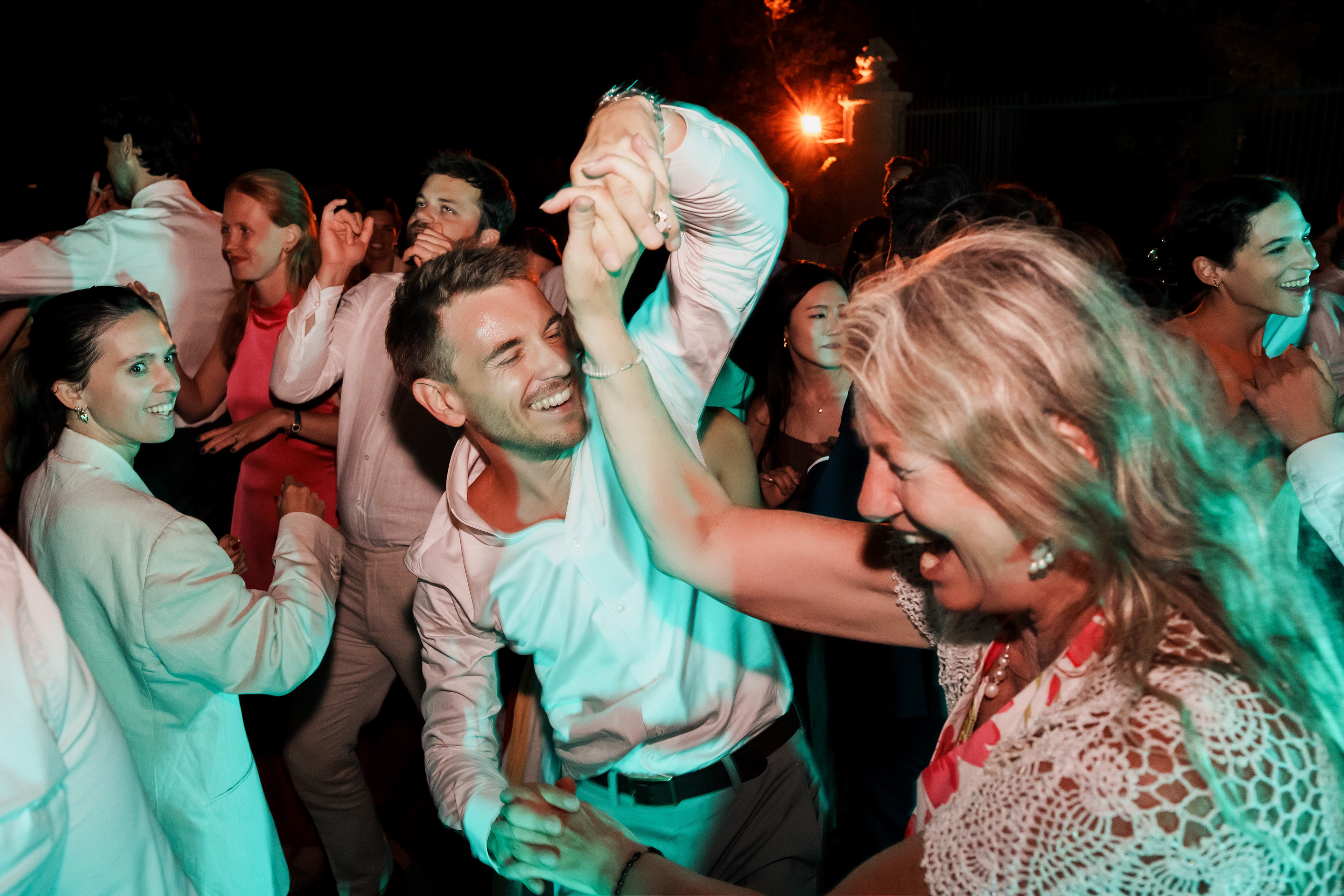 invités en train de danser, ambiance de folie lors de la soirée de mariage au Château de Flaugergues à Montpellier