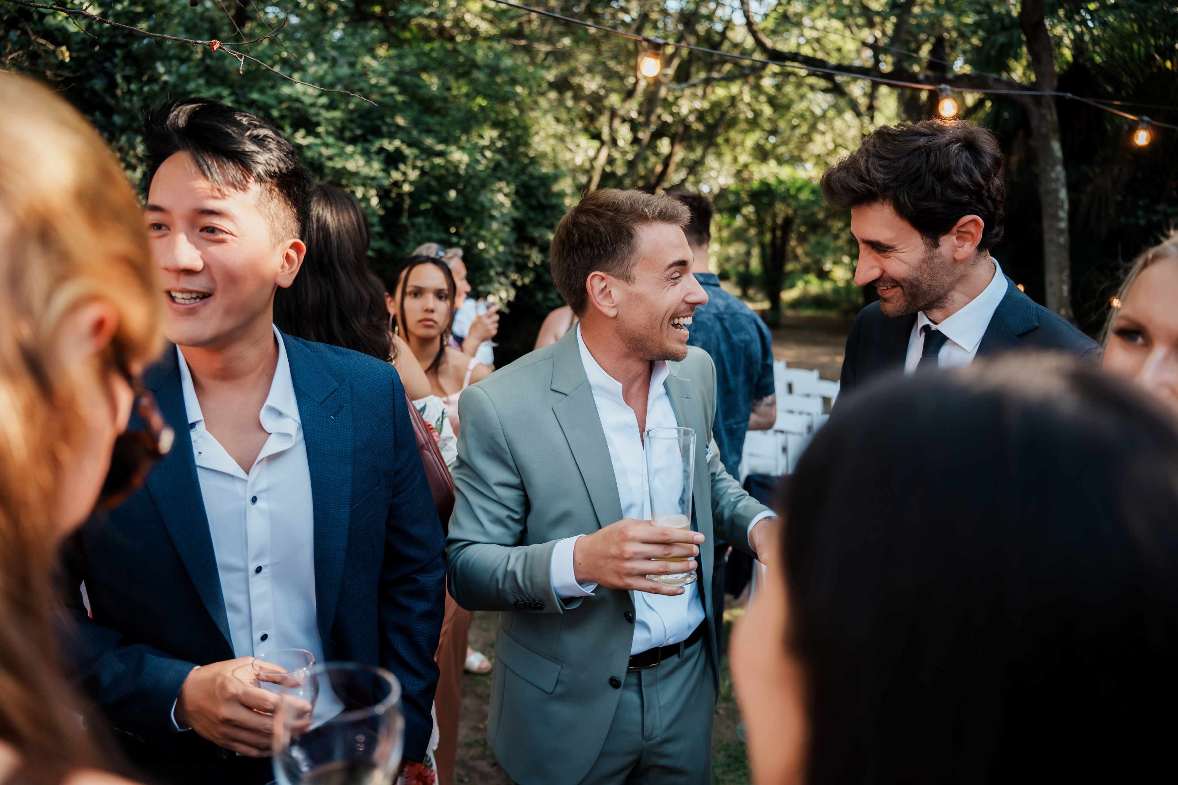 apéritif de mariage, les mariés discutent avec leurs invités au Château de Flaugergues à Montpellier