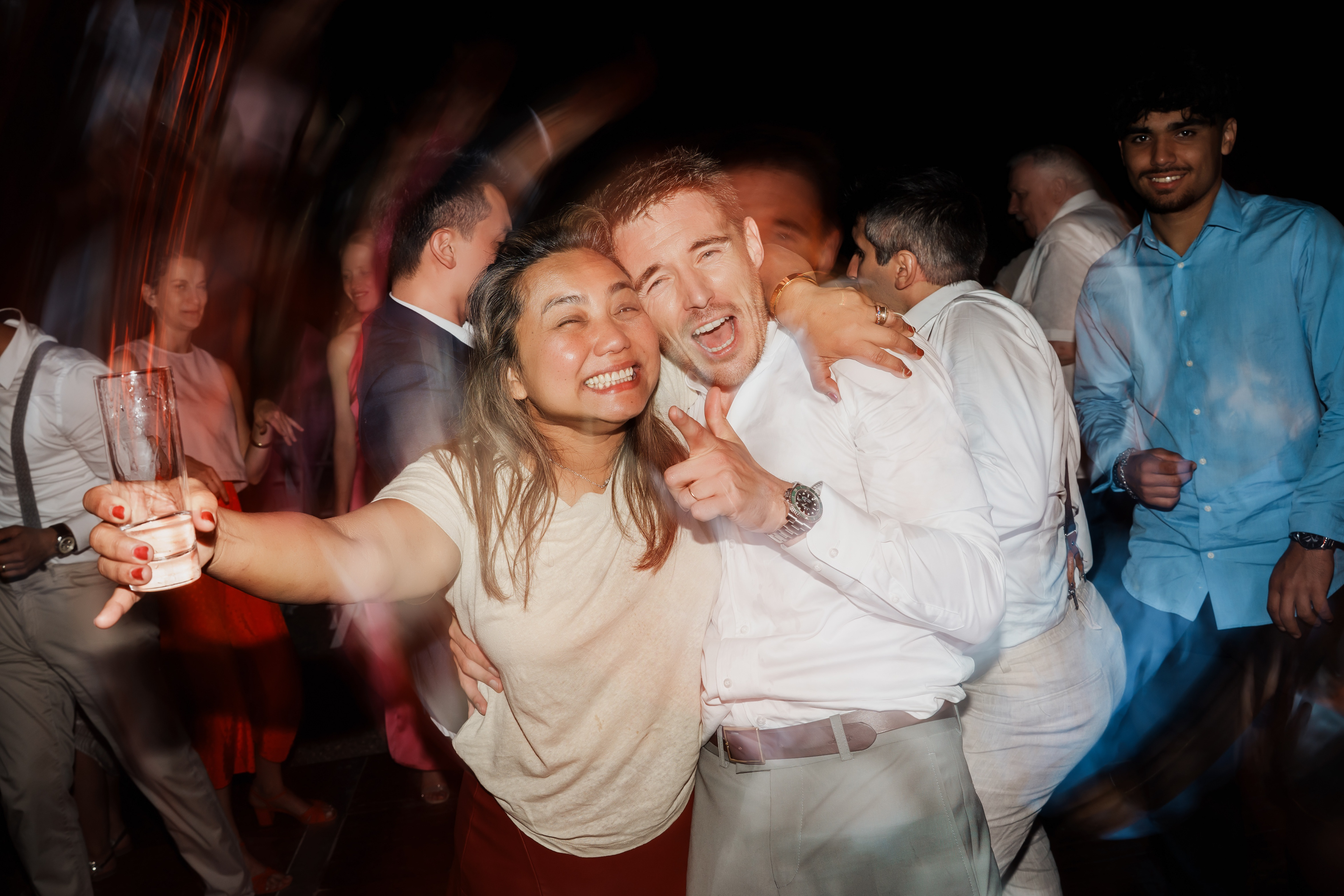 moment de fête avec invités dansant, soirée mariage Hérault