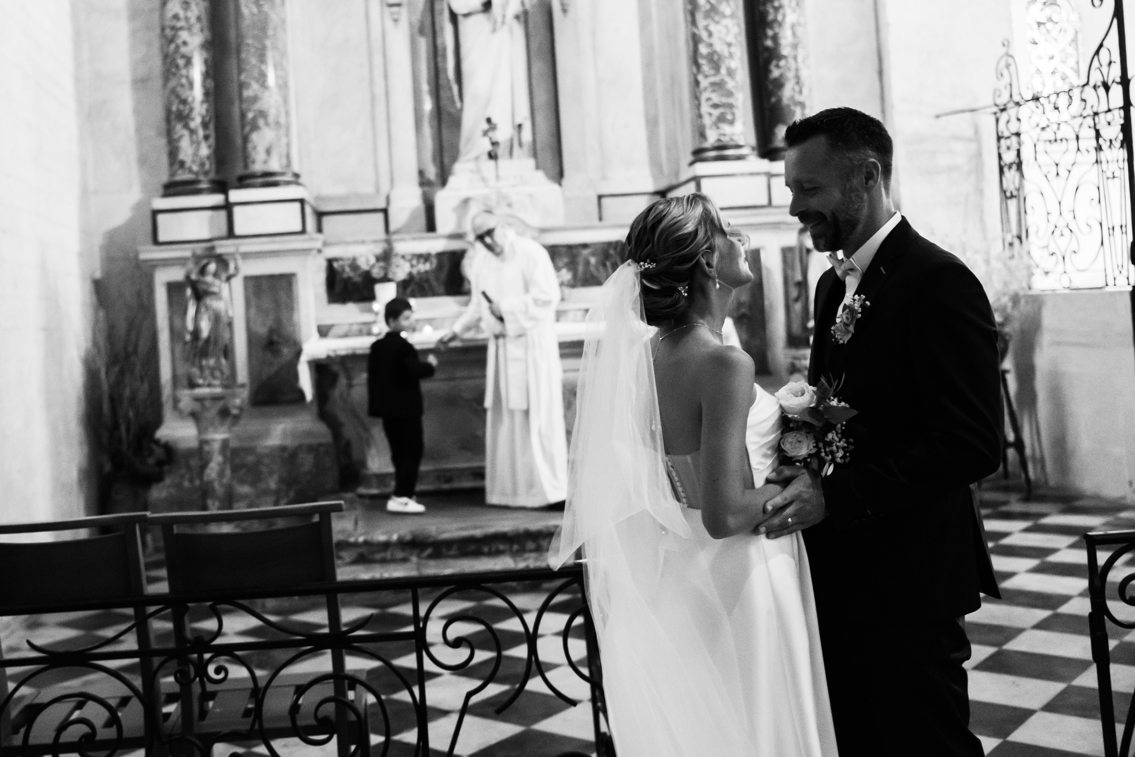 Couple de mariés face à face devant la statue de la Vierge lors de la cérémonie à Béziers, Hérault