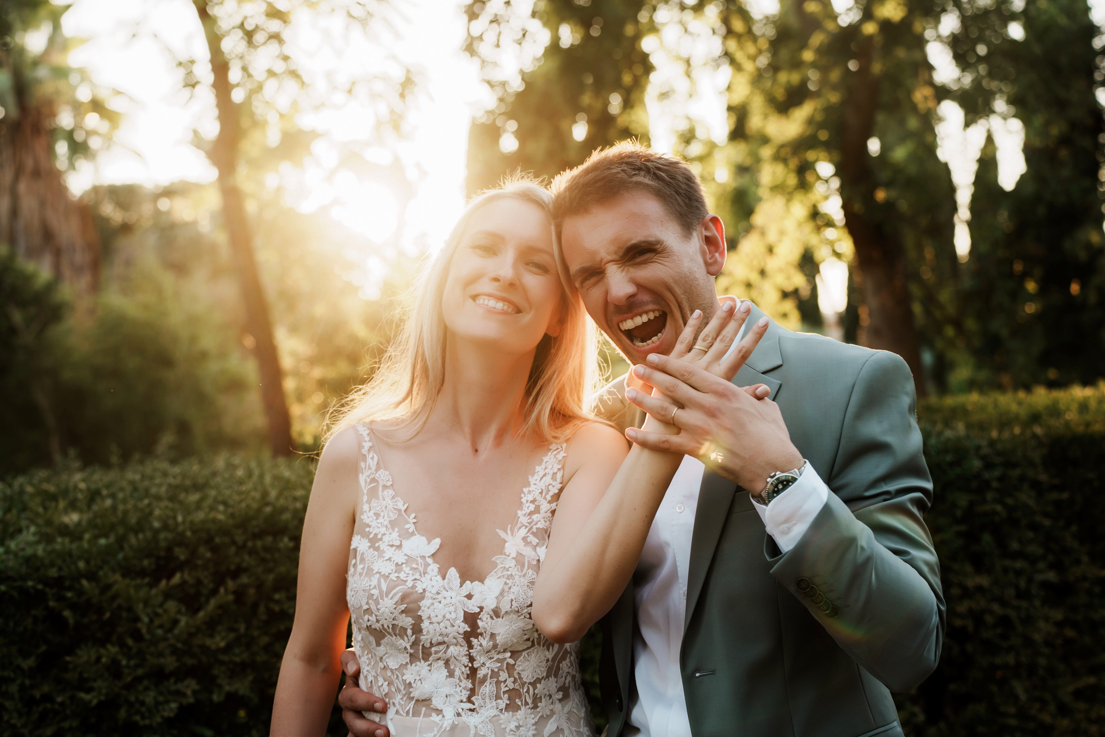séance photo couple en extérieur au coucher du soleil, style naturel
