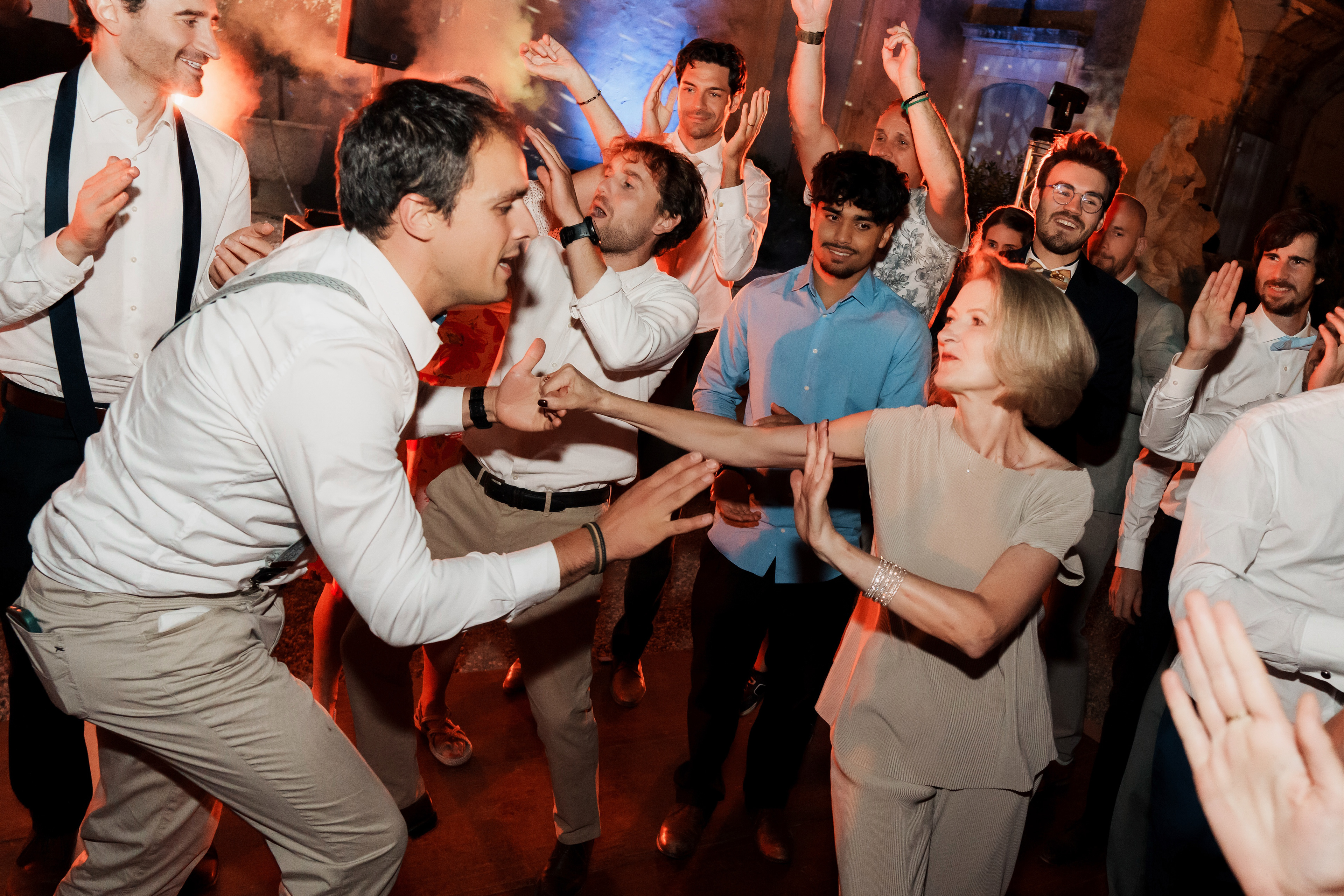 invités dansant avec énergie sur la piste, ambiance festive mariage