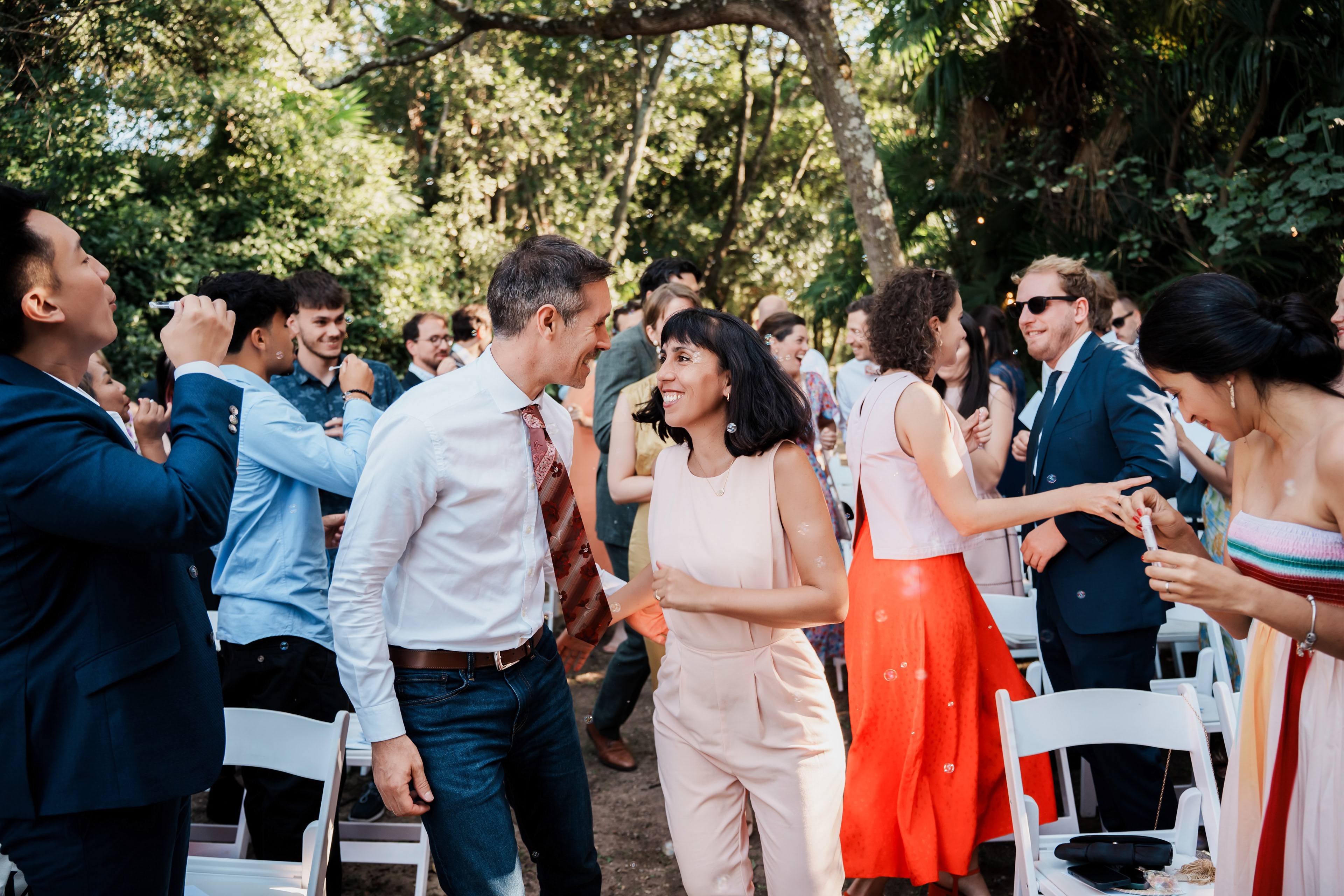 invités quittant la cérémonie de mariage, ambiance joyeuse à Montpellier
